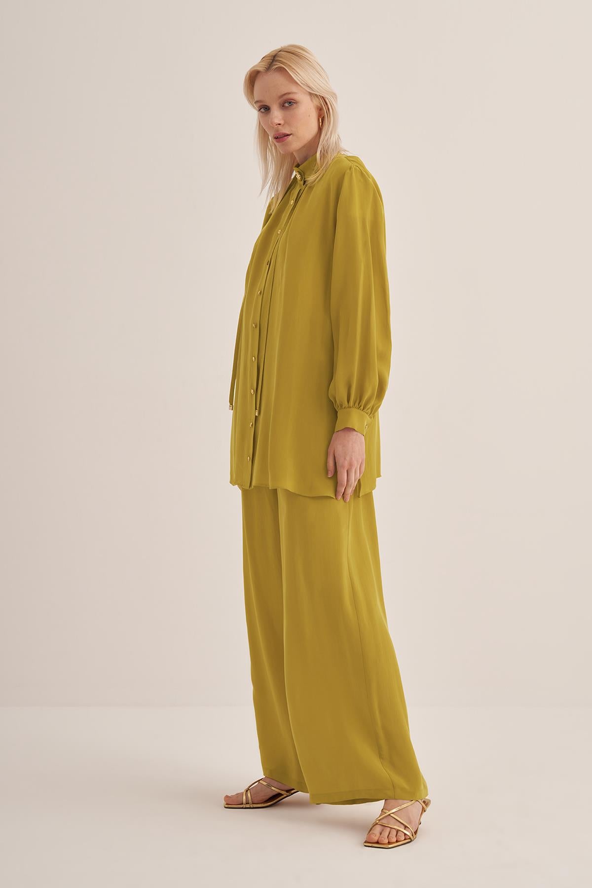 تونيك مع تفاصيل دانتيل على الياقة