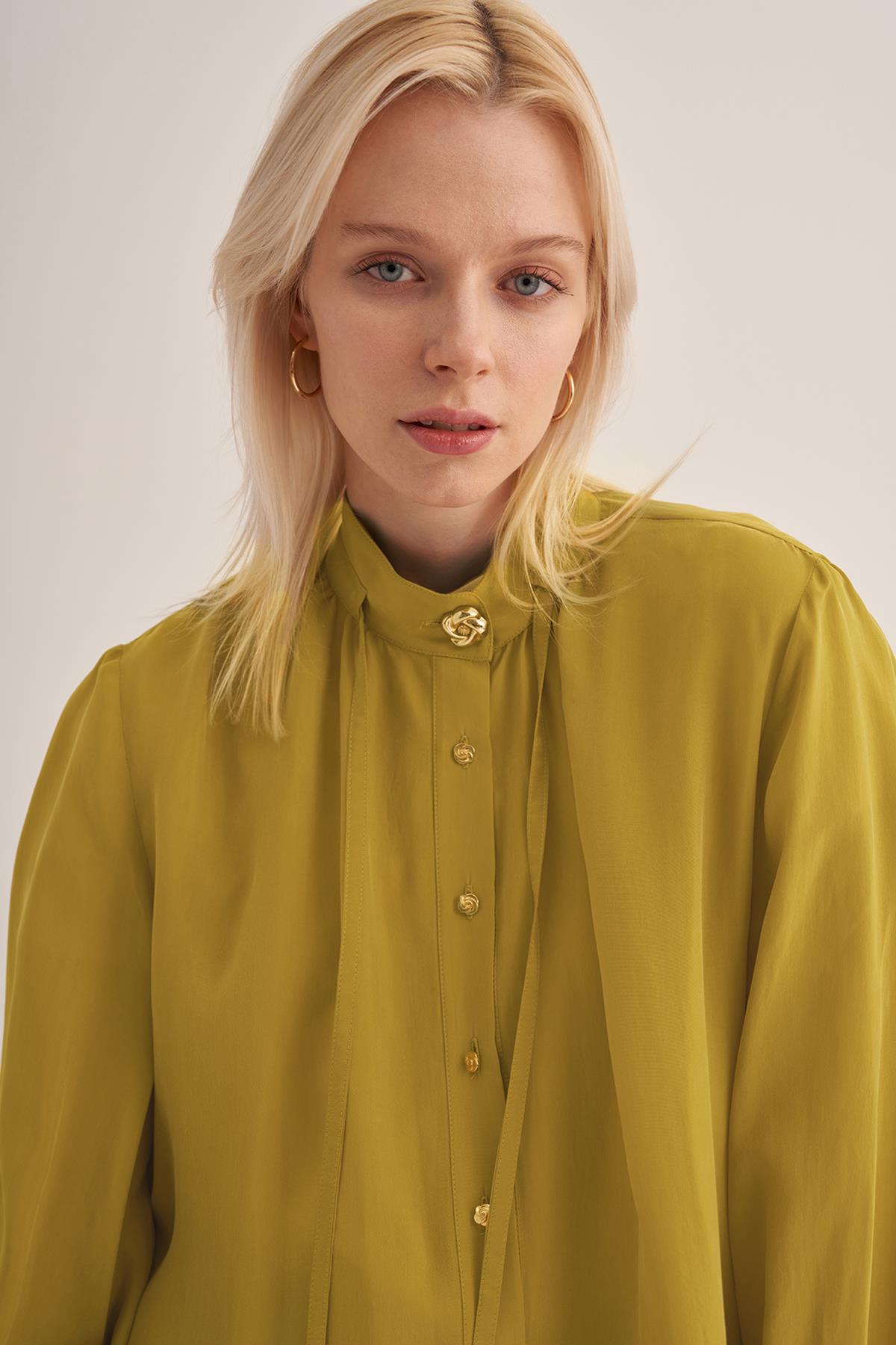 تونيك مع تفاصيل دانتيل على الياقة