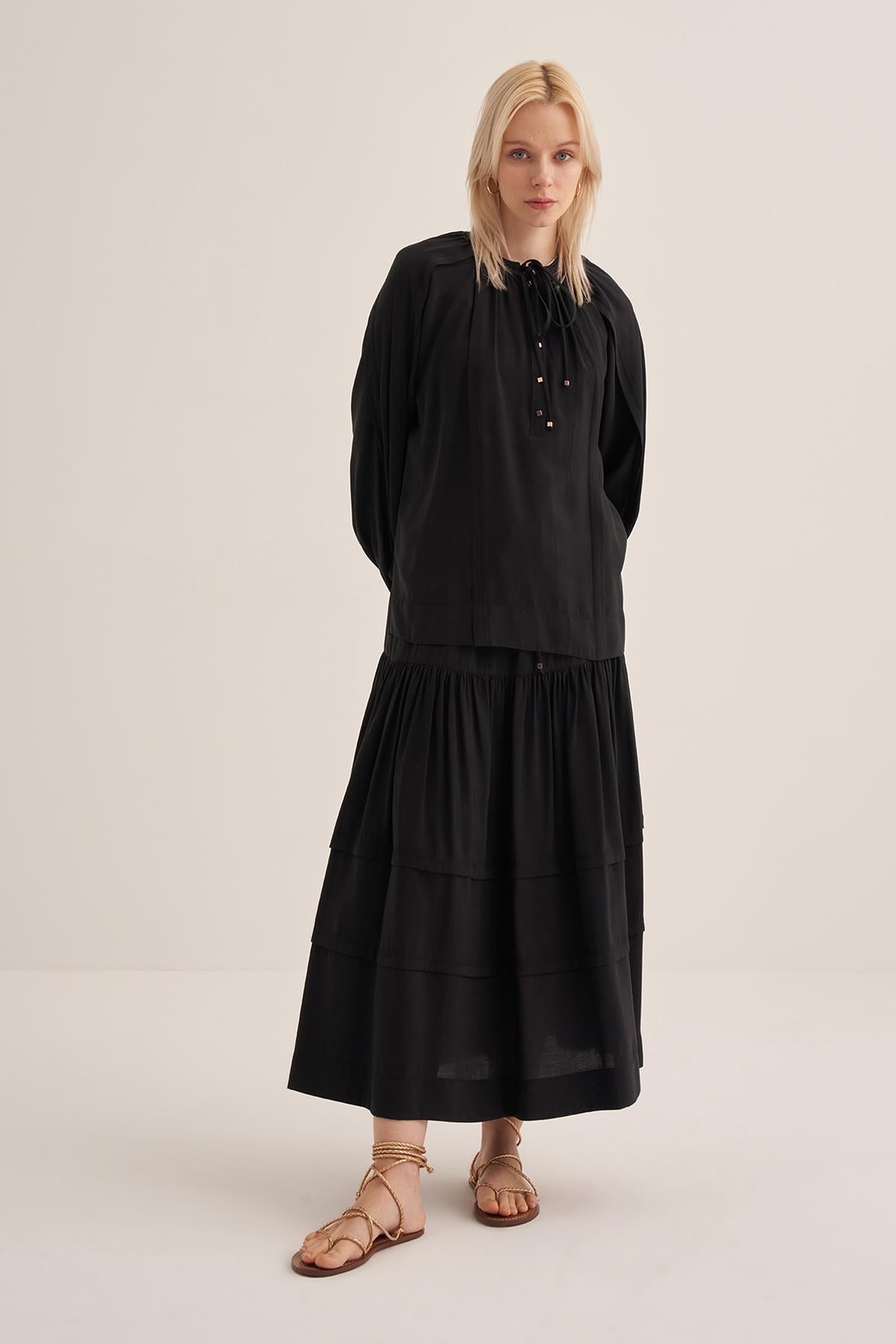 سترة رياضية قصيرة مزينة بالدانتيل وياقة