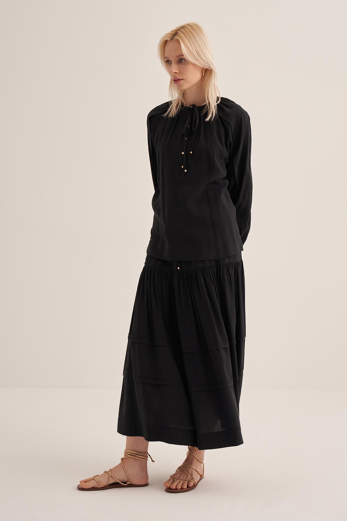 سترة رياضية قصيرة مزينة بالدانتيل وياقة