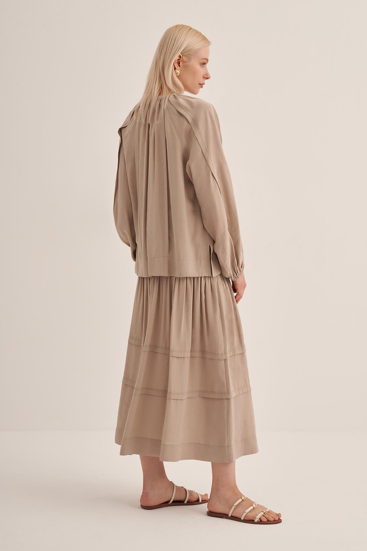 سترة رياضية قصيرة مزينة بالدانتيل وياقة