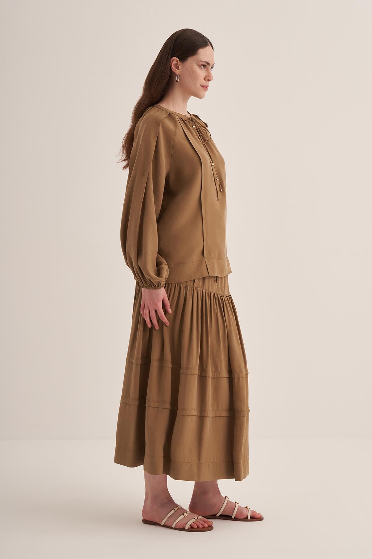 سترة رياضية قصيرة مزينة بالدانتيل وياقة