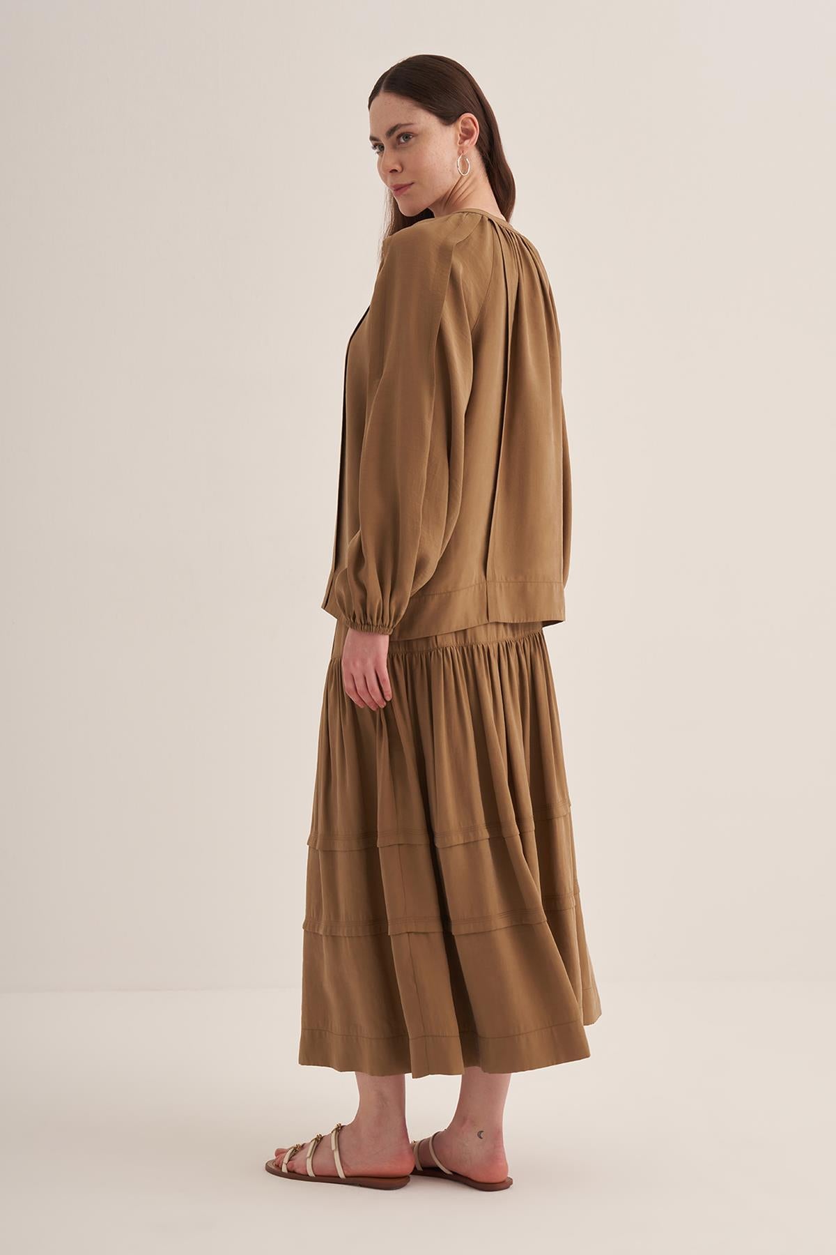 سترة رياضية قصيرة مزينة بالدانتيل وياقة