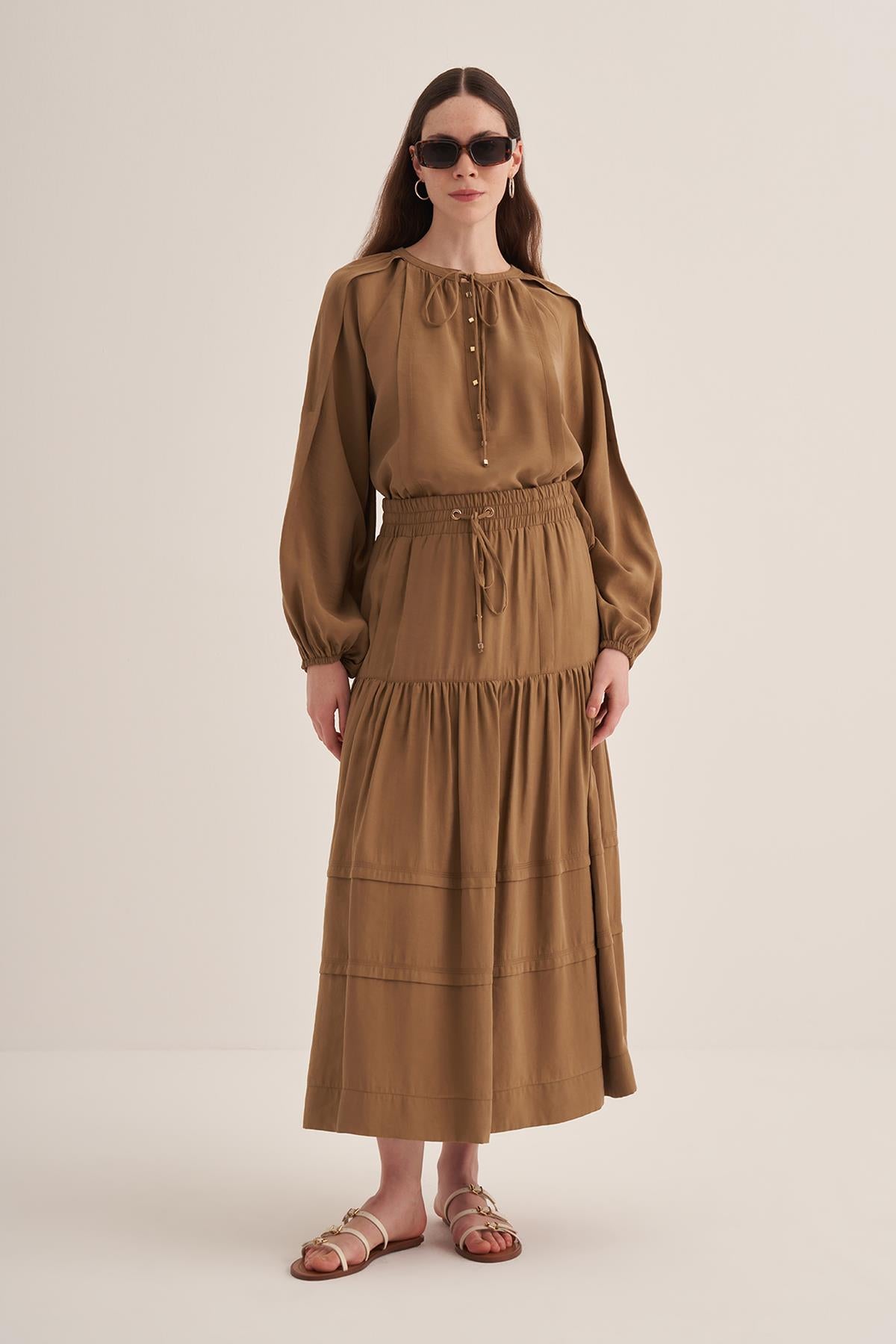 سترة رياضية قصيرة مزينة بالدانتيل وياقة