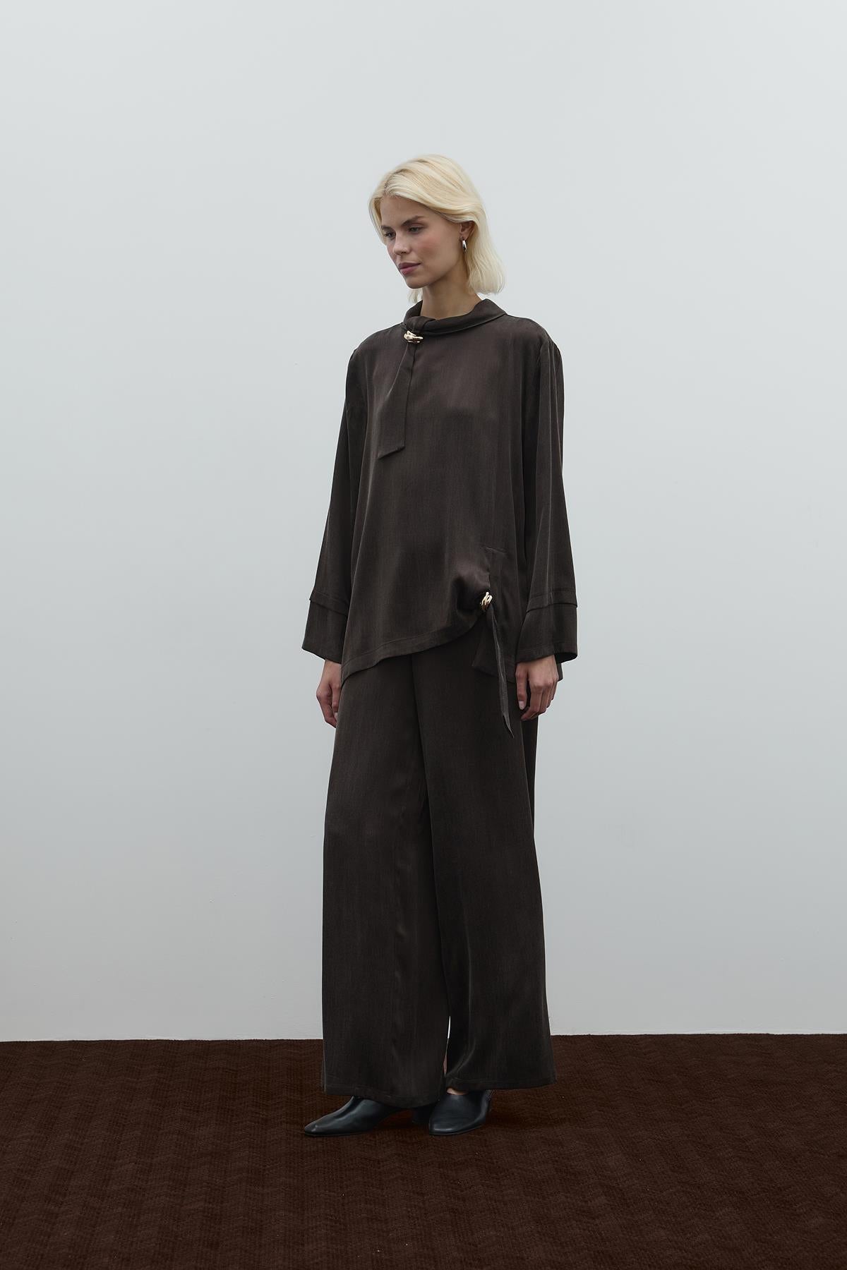 Yaka Ve Yan Aksesuar Detaylı Cupro Tunik