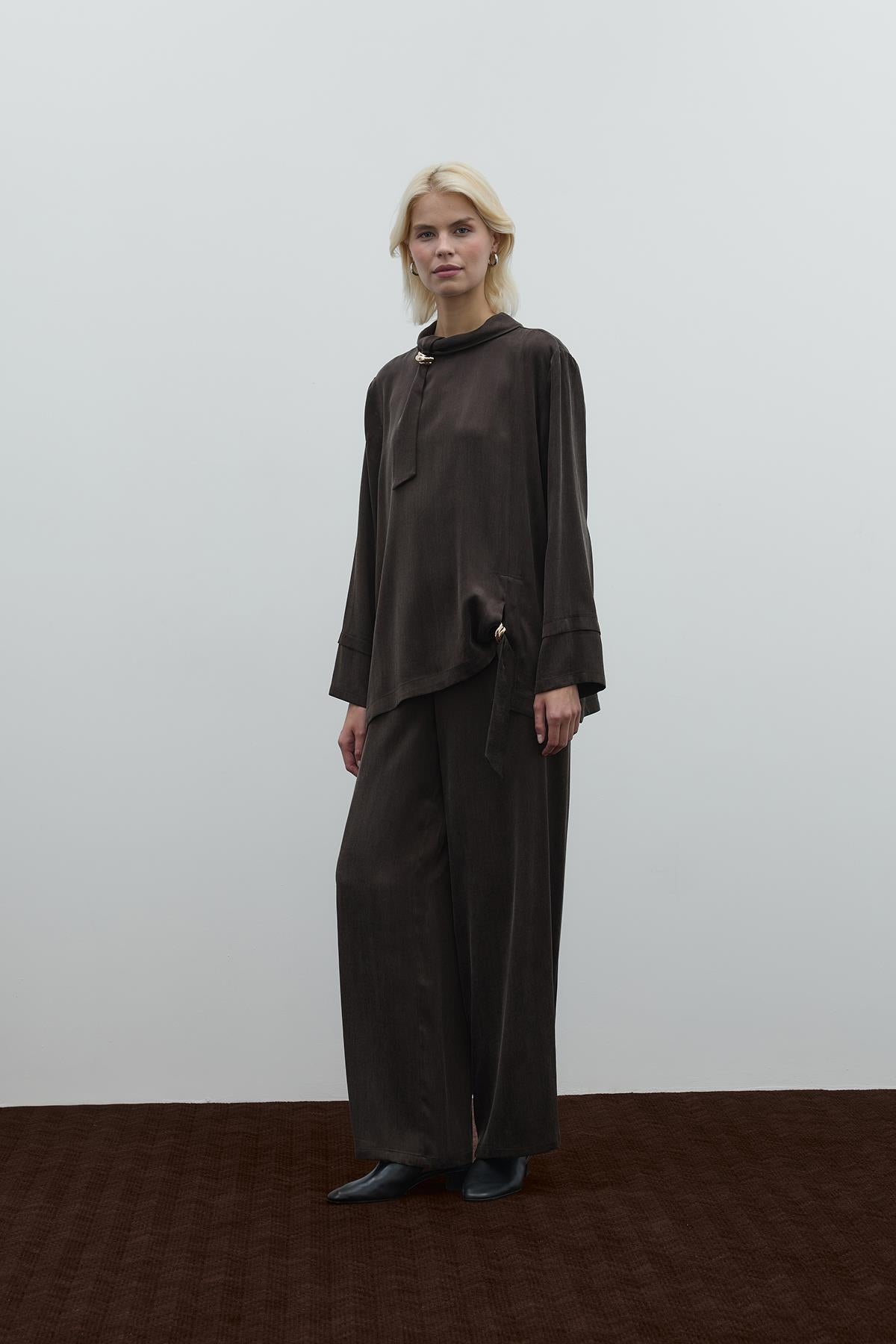 Yaka Ve Yan Aksesuar Detaylı Cupro Tunik