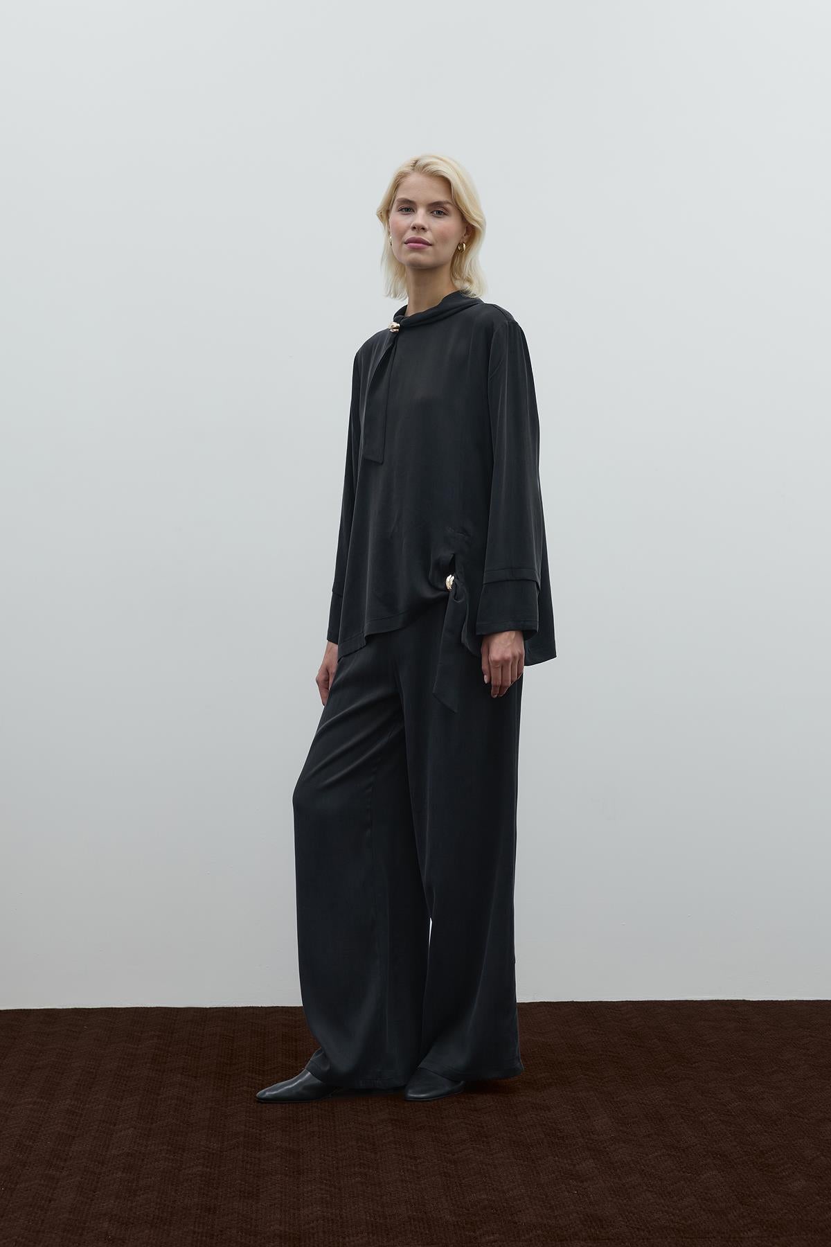 Yaka Ve Yan Aksesuar Detaylı Cupro Tunik