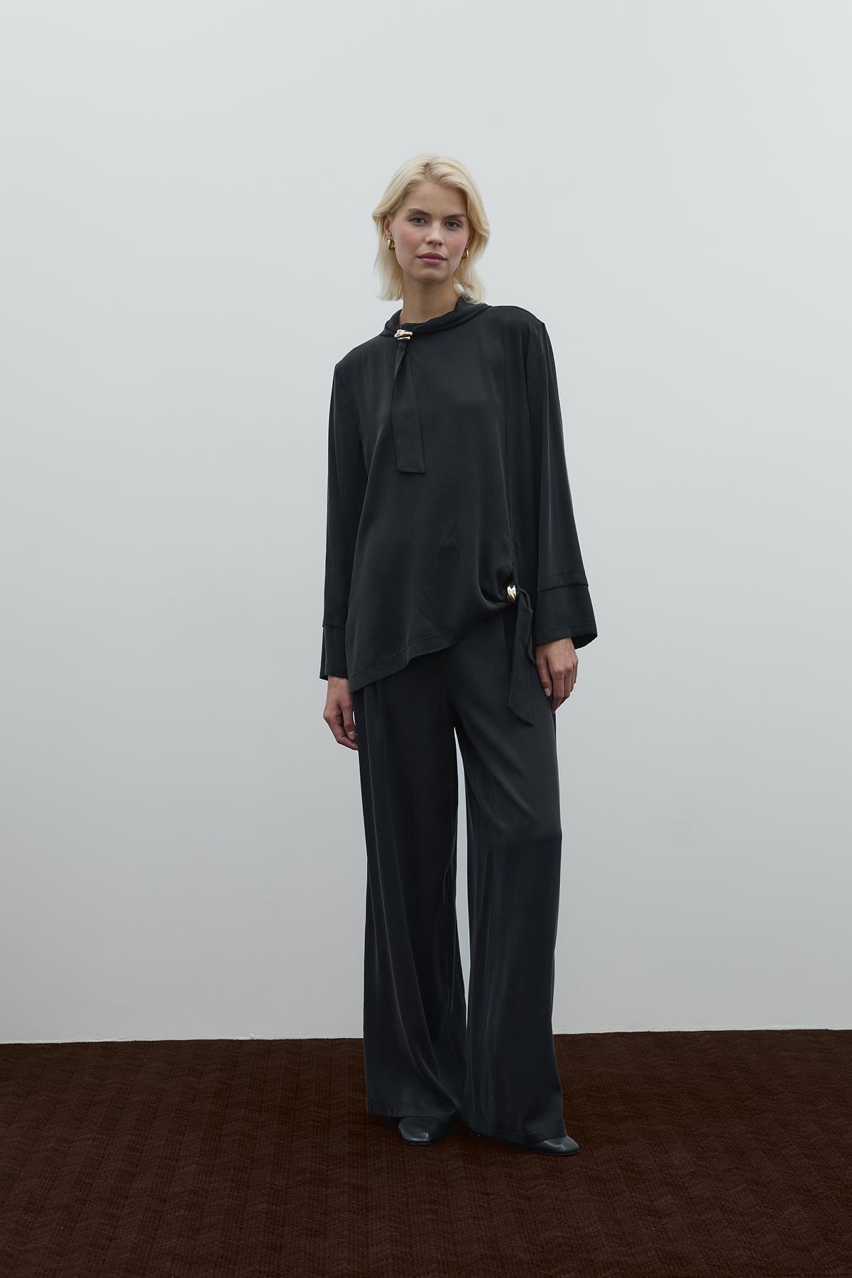 Yaka Ve Yan Aksesuar Detaylı Cupro Tunik