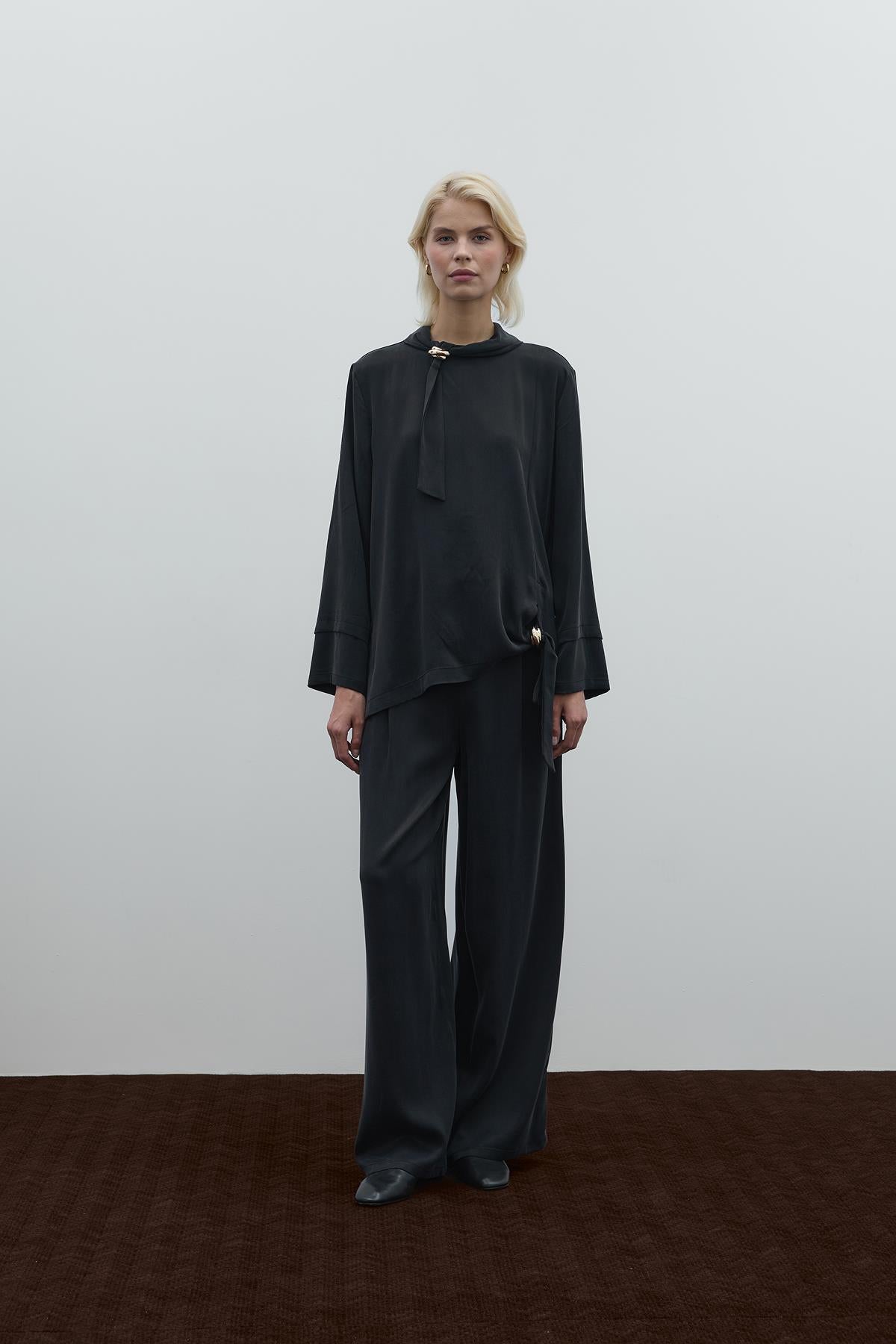 Yaka Ve Yan Aksesuar Detaylı Cupro Tunik