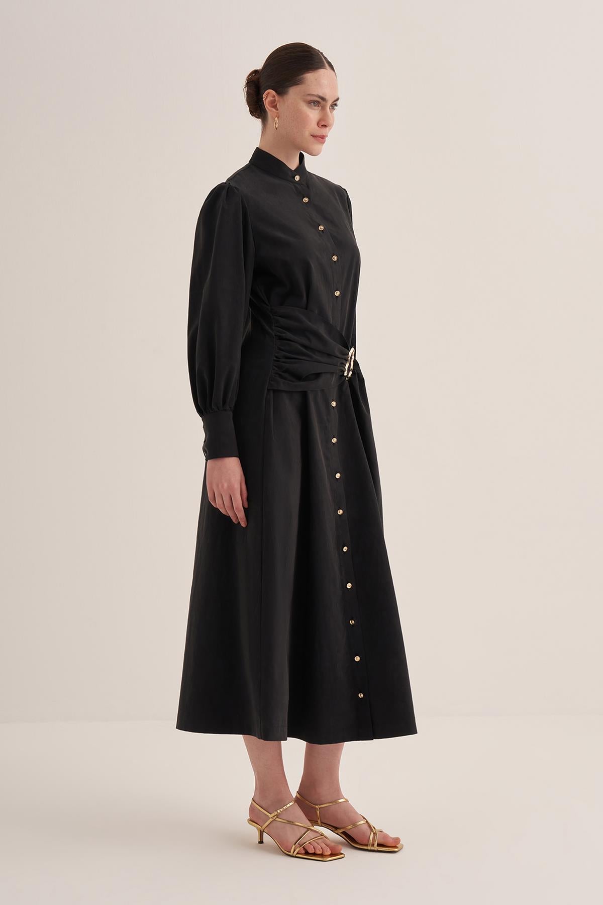 فستان بحزام خصر بأزرار وتفاصيل مشبك