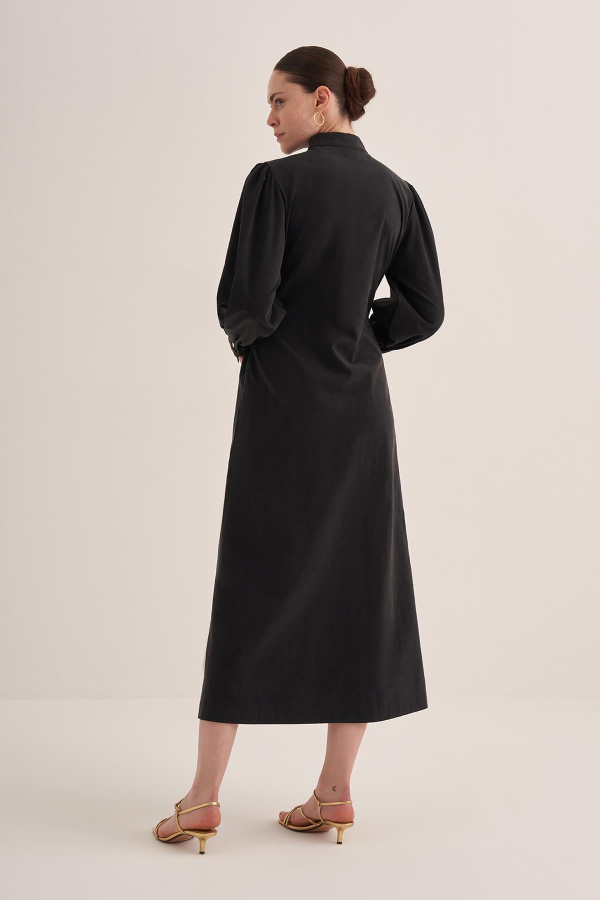 فستان بحزام خصر بأزرار وتفاصيل مشبك