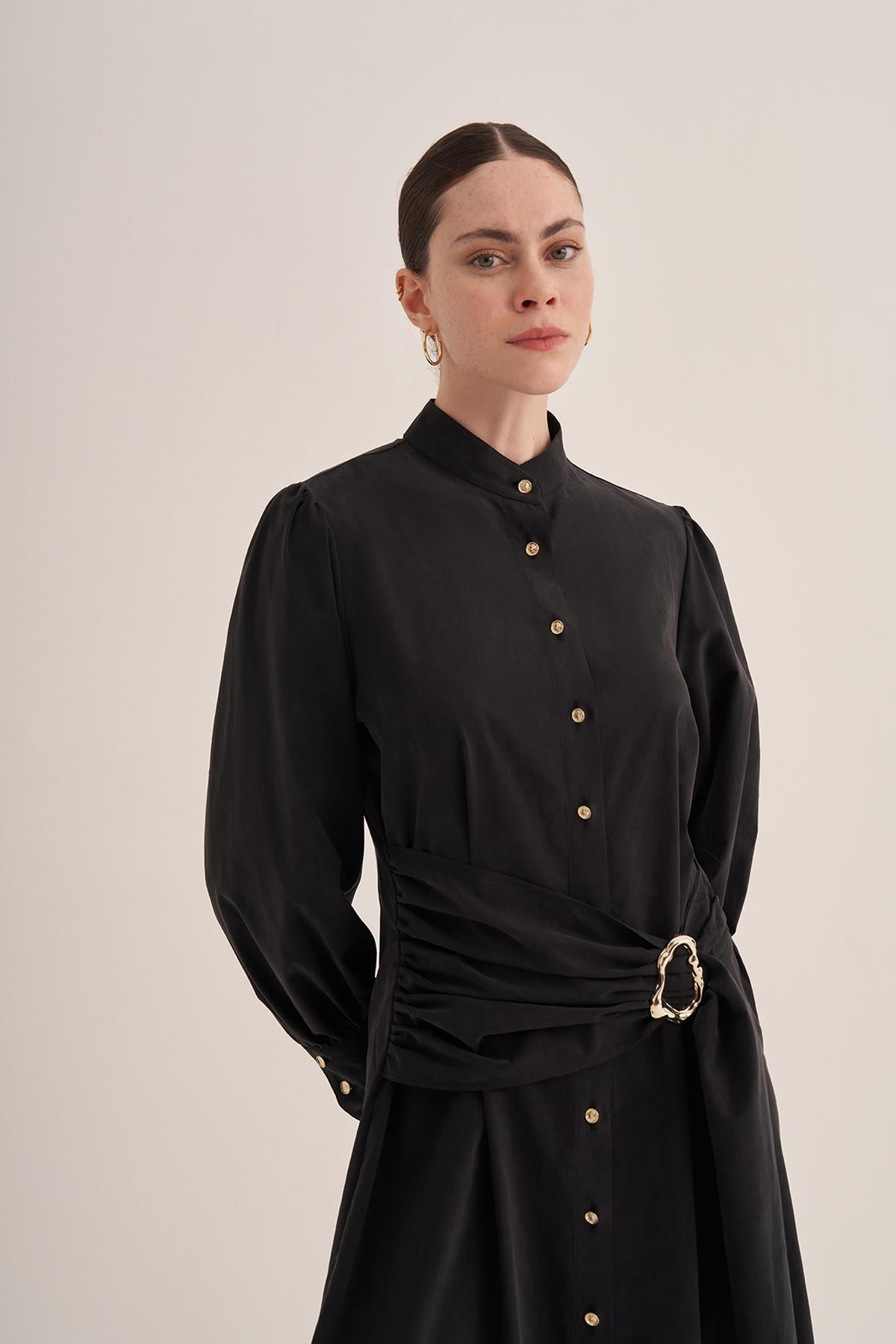 فستان بحزام خصر بأزرار وتفاصيل مشبك