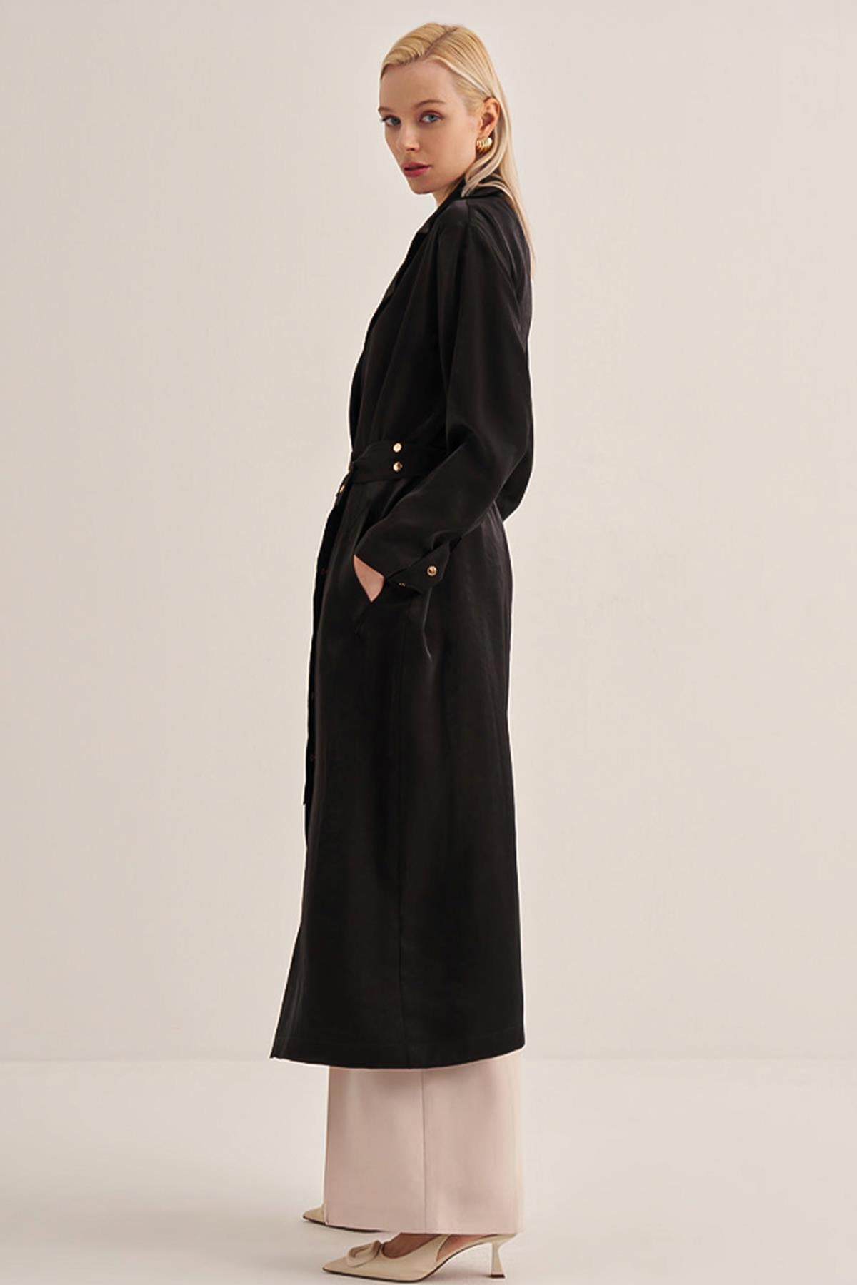 عباءة بحزام وتفاصيل مرصعة