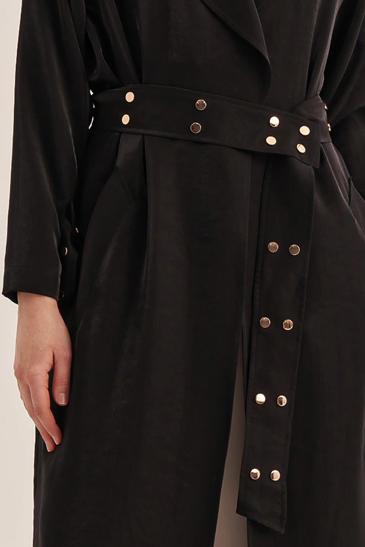 عباءة بحزام وتفاصيل مرصعة