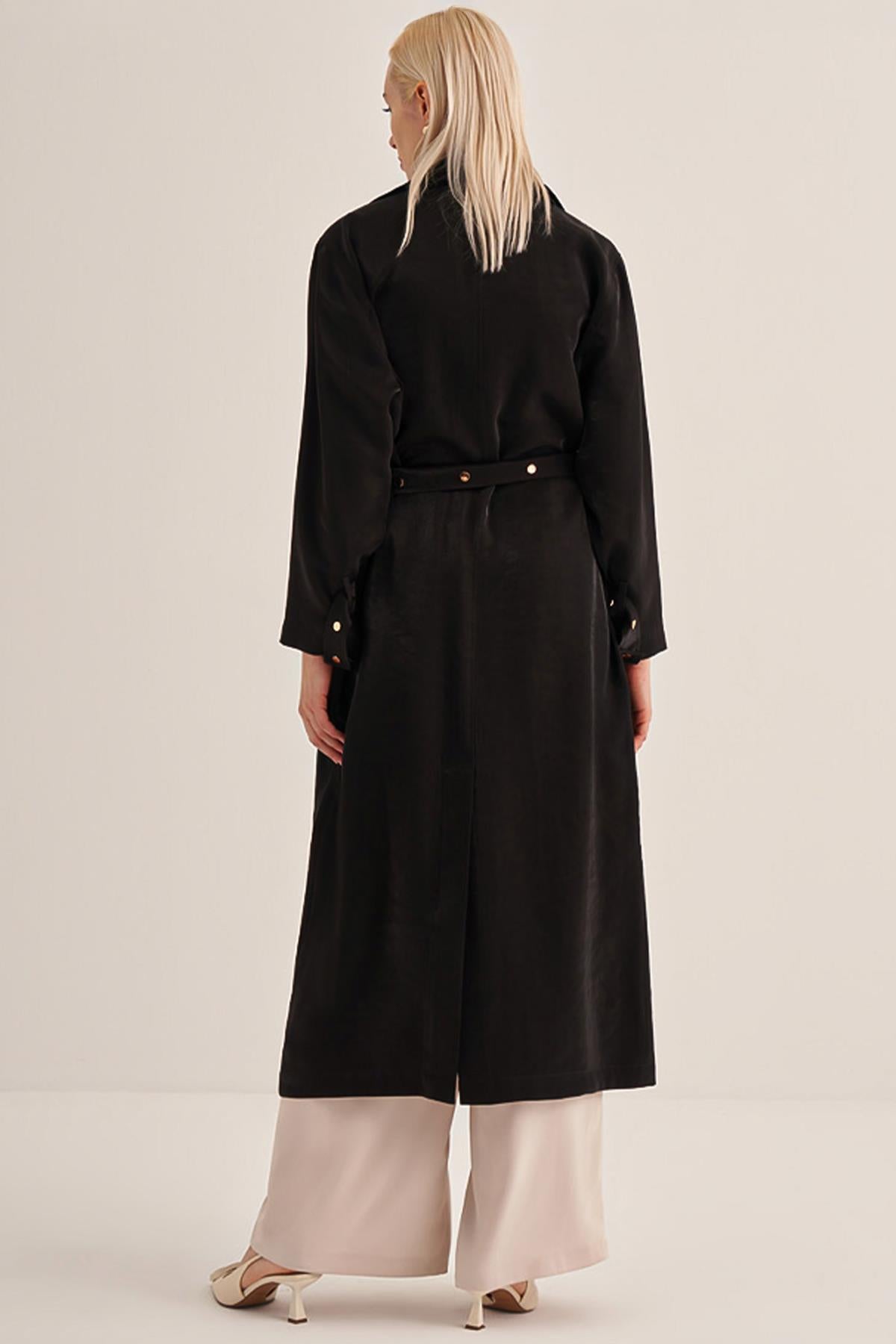 عباءة بحزام وتفاصيل مرصعة