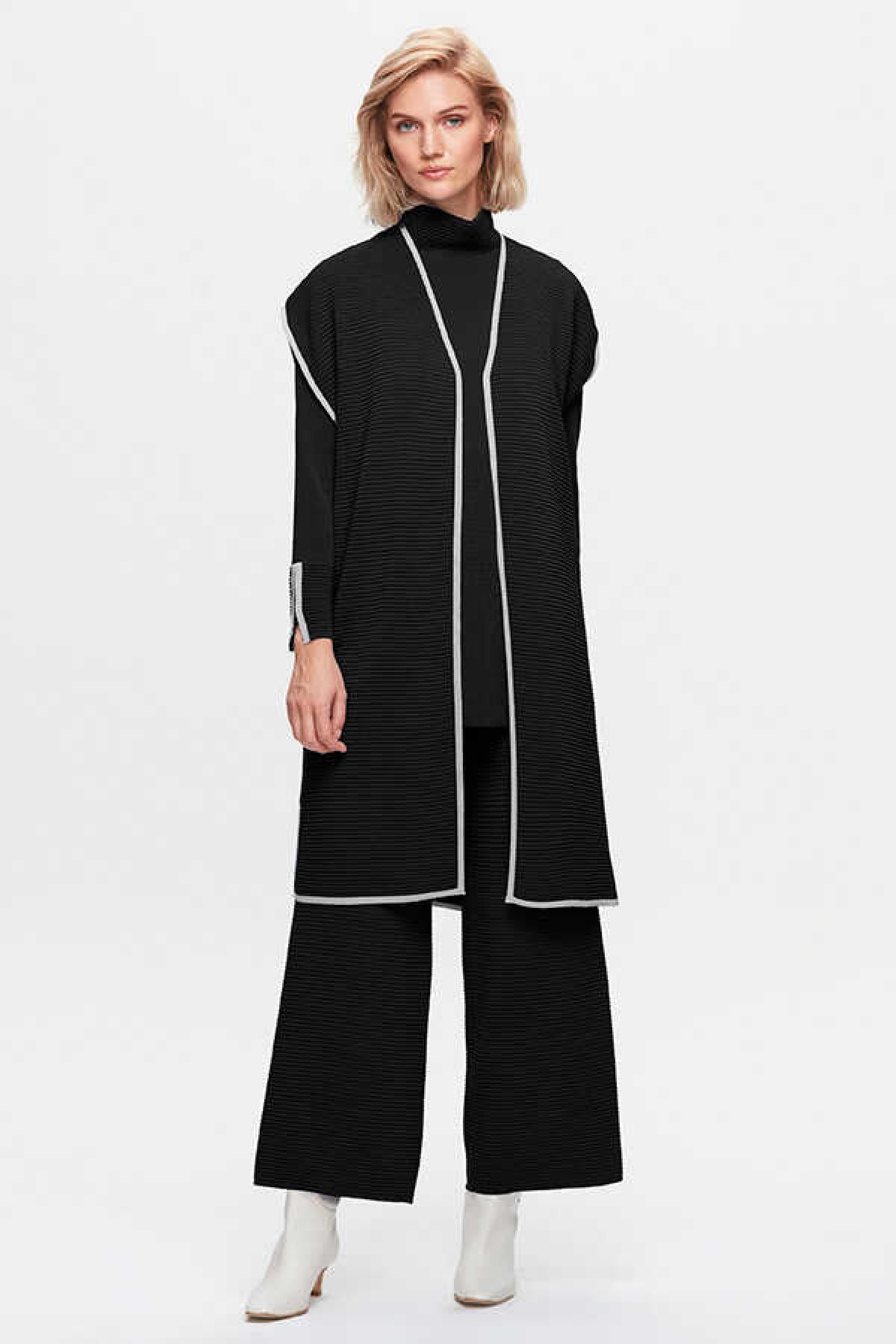 Knitted Vest with Hold Technique