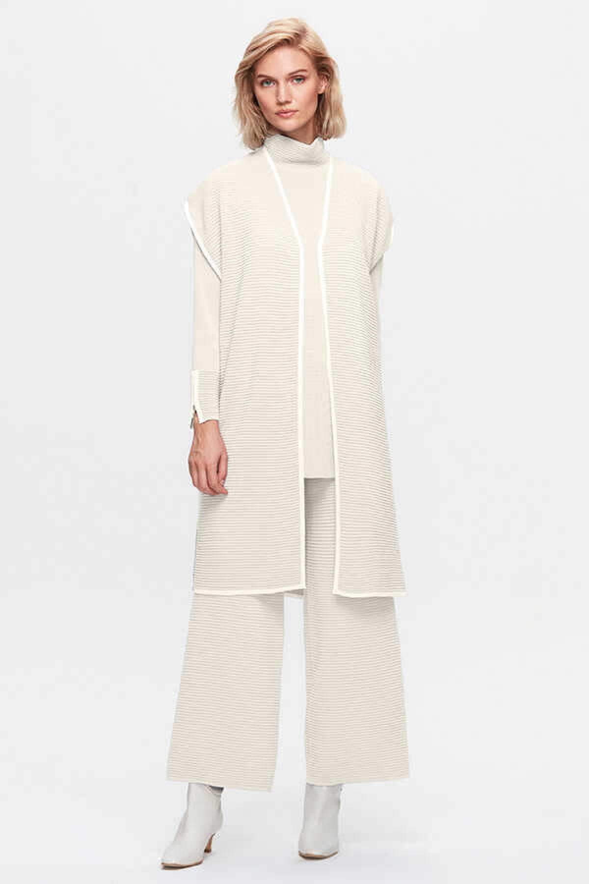 Knitted Vest with Hold Technique