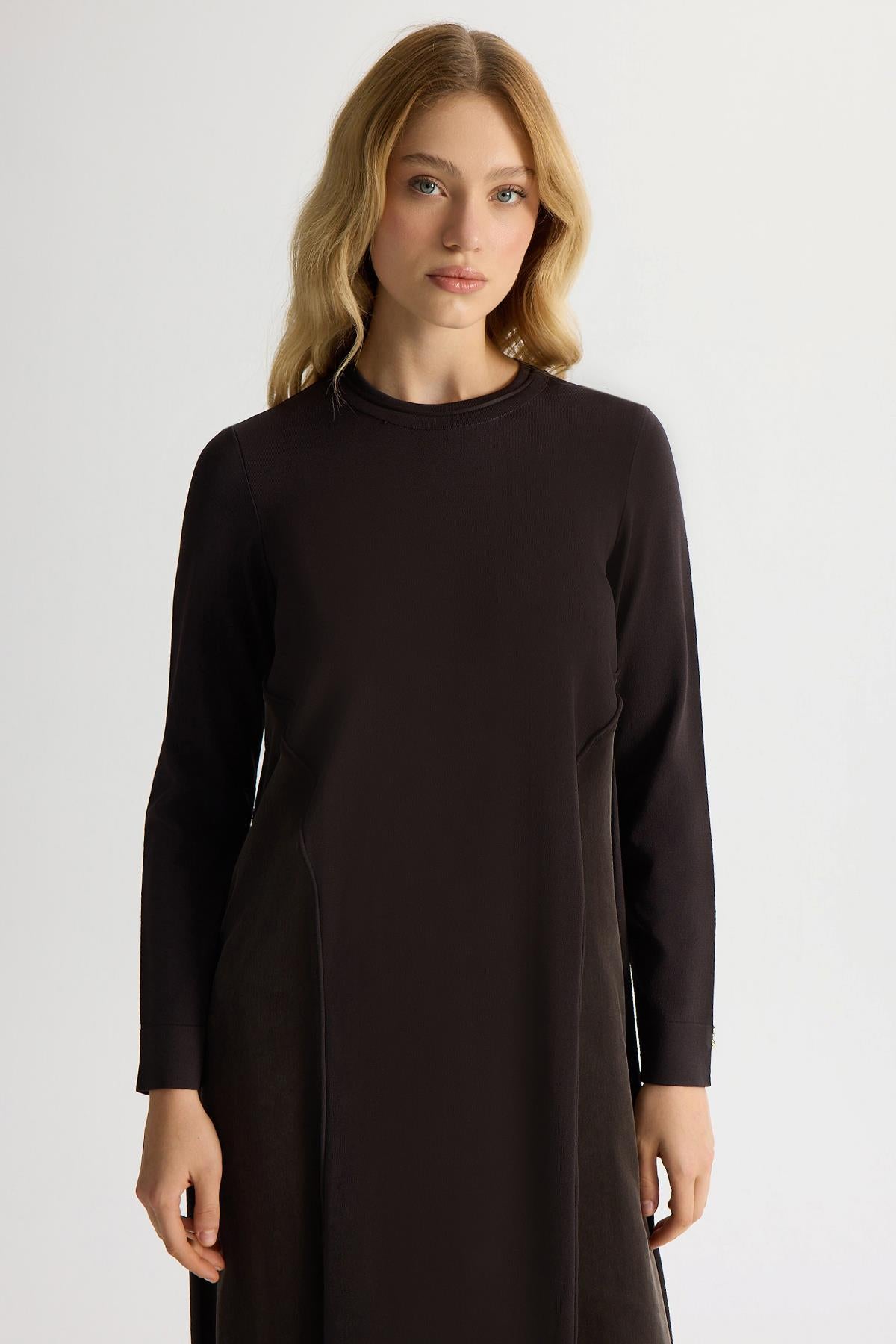 فستان محبوك بتفاصيل من الكوبرو في الأمام