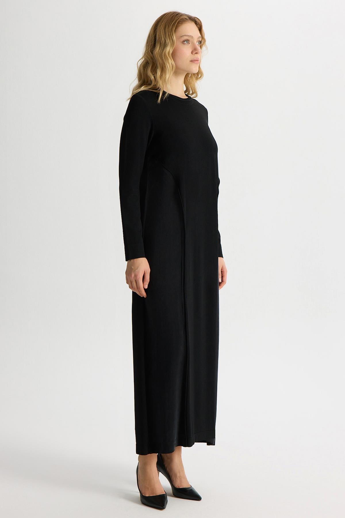 فستان محبوك بتفاصيل من الكوبرو في الأمام