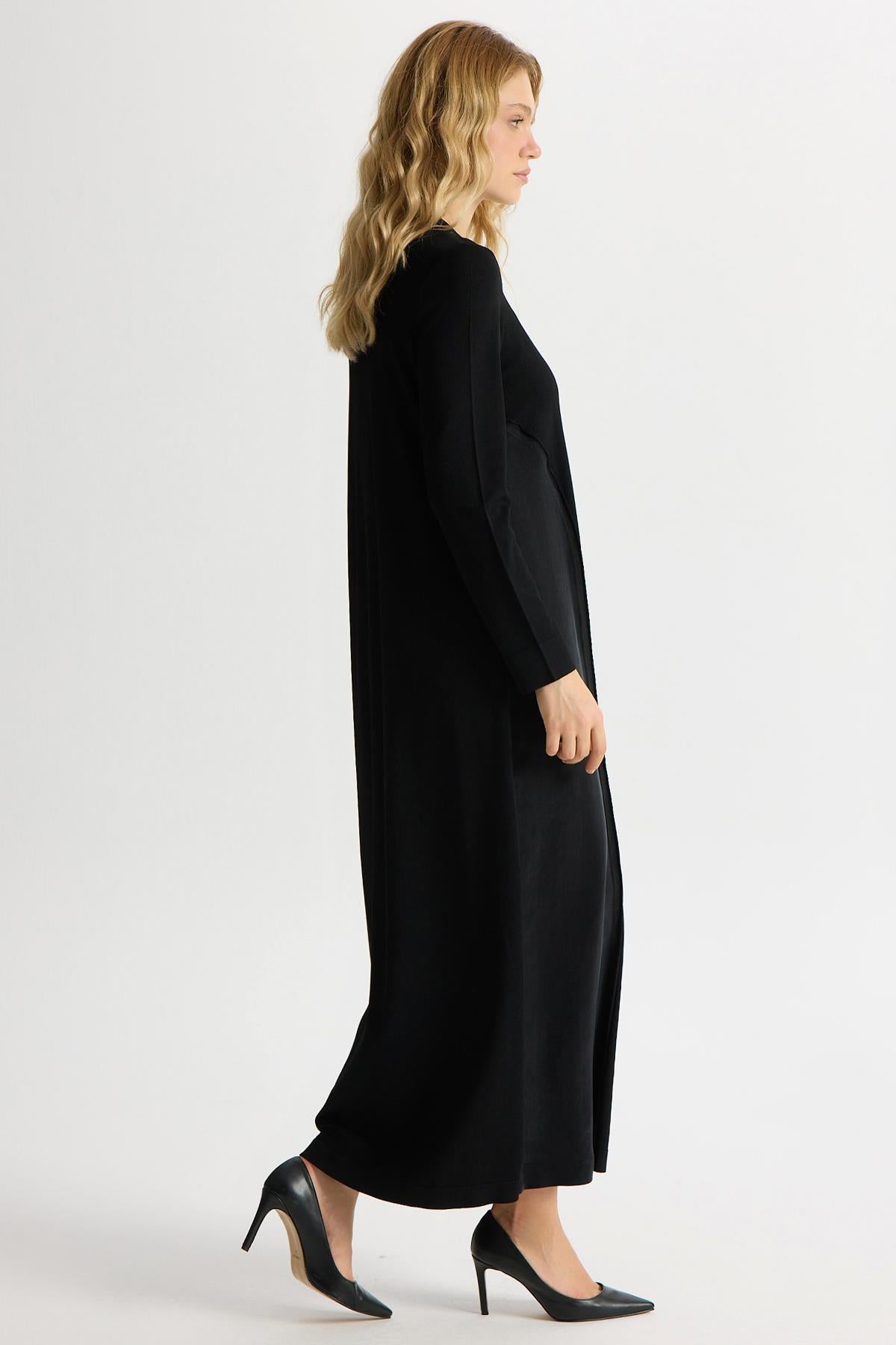 فستان محبوك بتفاصيل من الكوبرو في الأمام