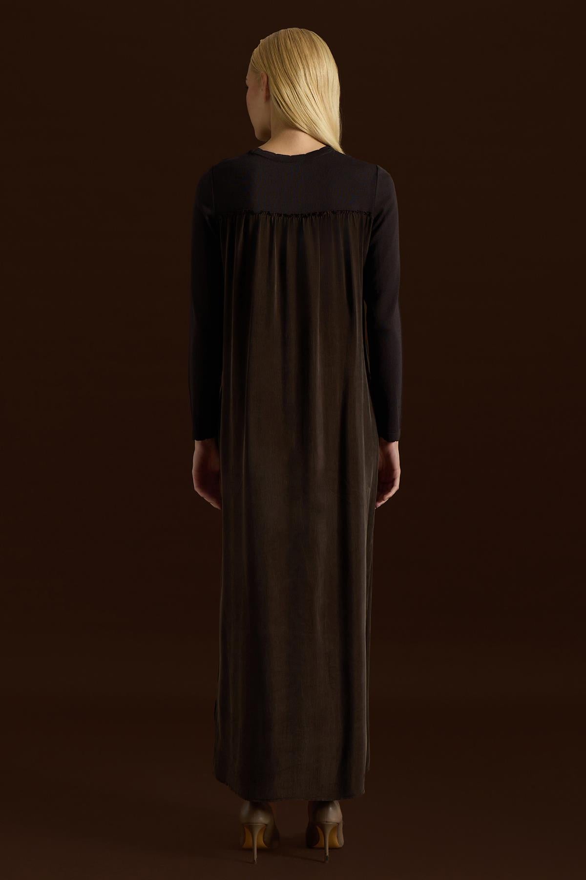 فستان من الكوبرو المحبوك بتفاصيل مكشكشة