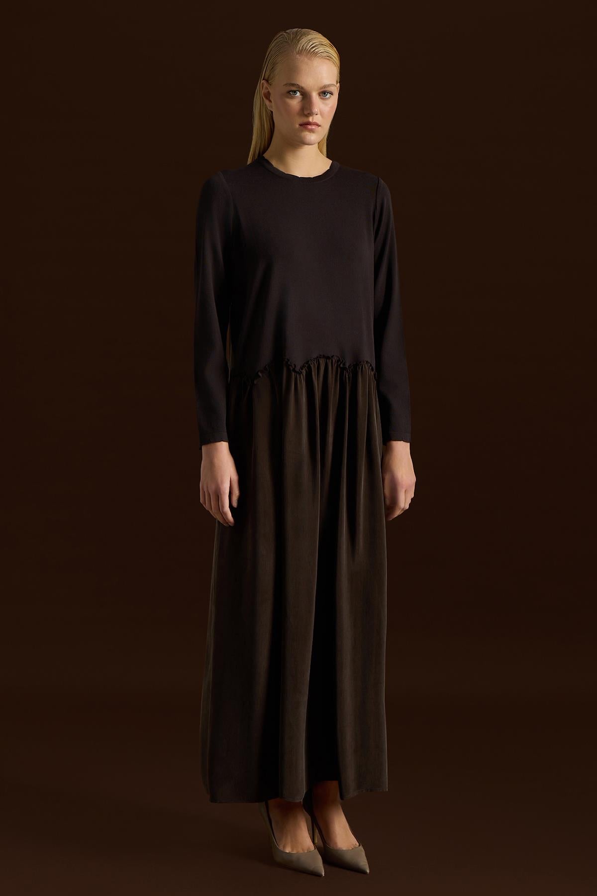 فستان من الكوبرو المحبوك بتفاصيل مكشكشة