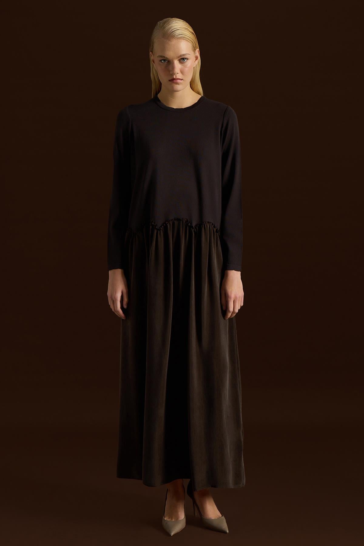 فستان من الكوبرو المحبوك بتفاصيل مكشكشة