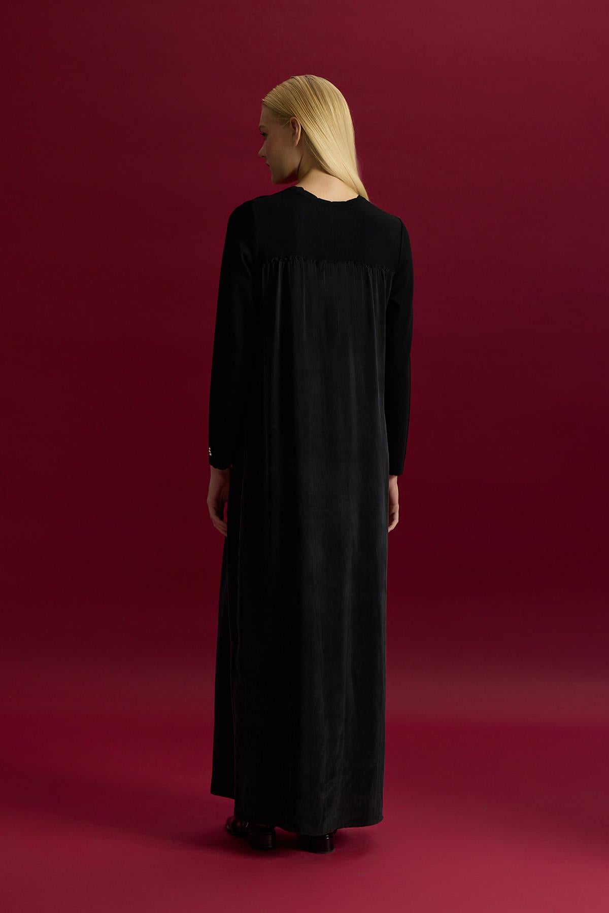 فستان من الكوبرو المحبوك بتفاصيل مكشكشة