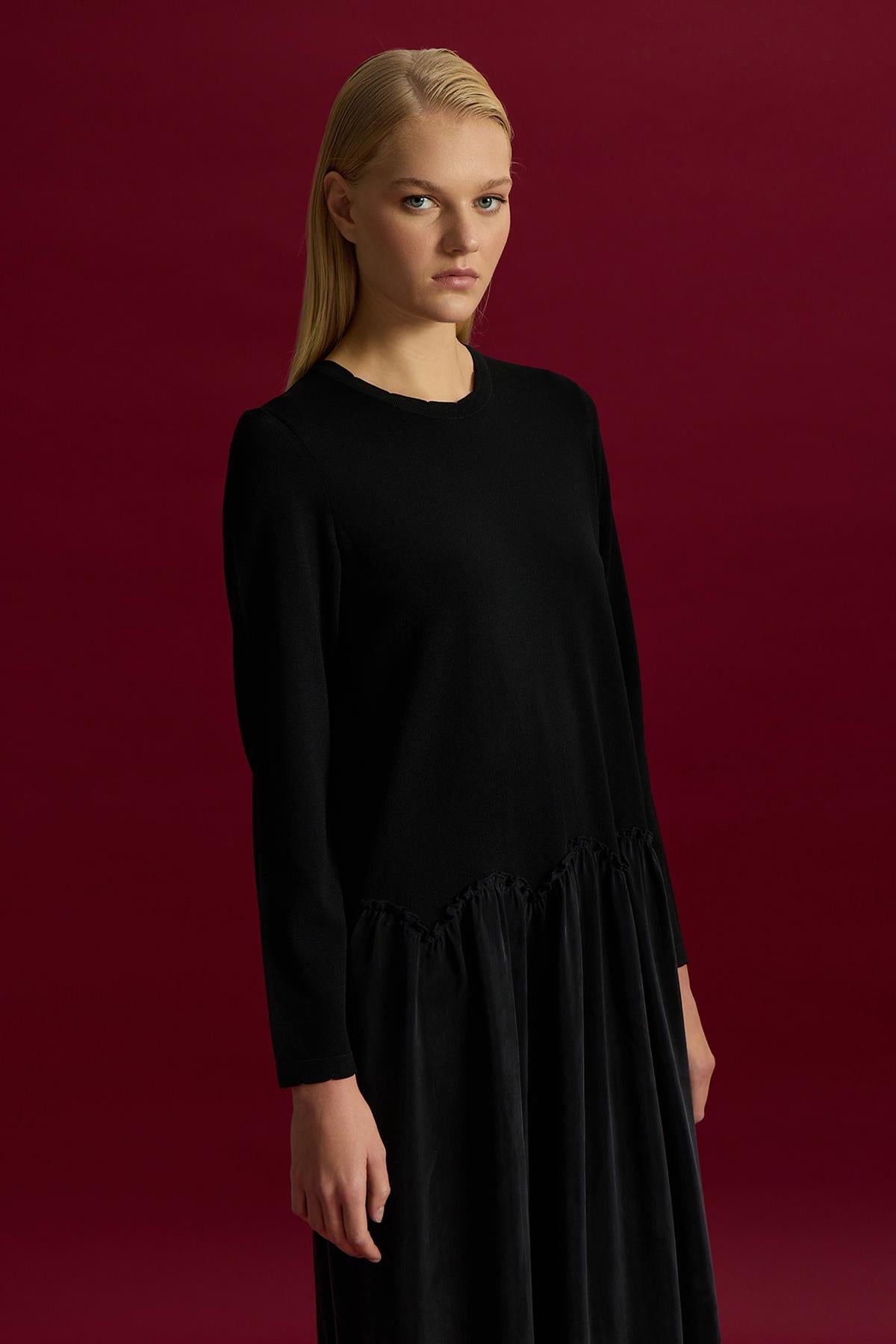 فستان من الكوبرو المحبوك بتفاصيل مكشكشة