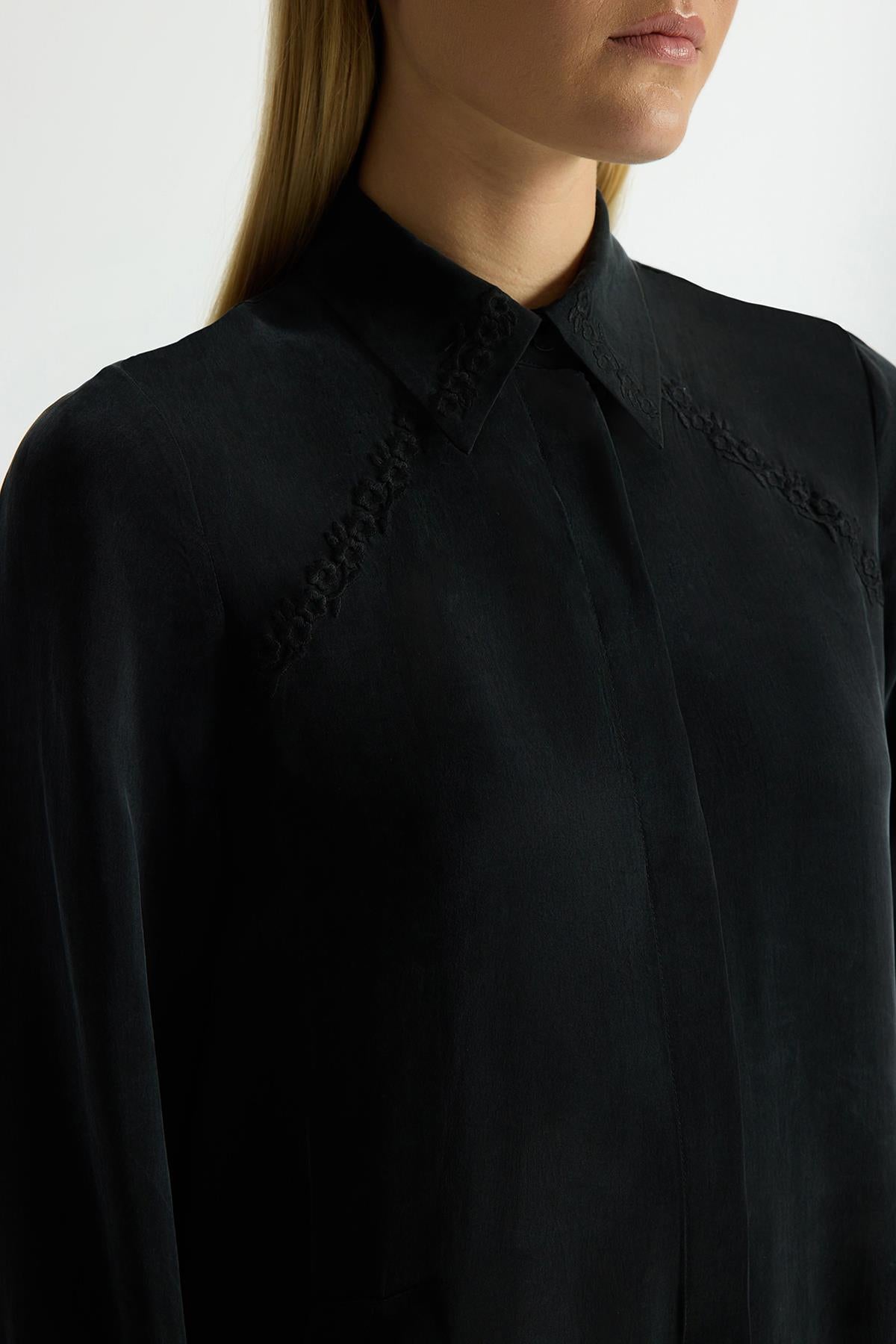 قبعة كوبرو بتفاصيل مطرزة