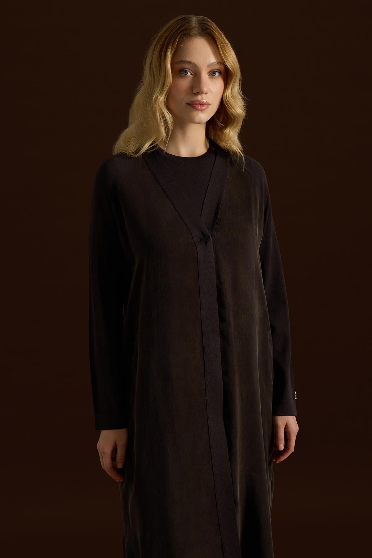 قبعة صوفية محبوكة بياقة على شكل حرف V مزينة بتفاصيل