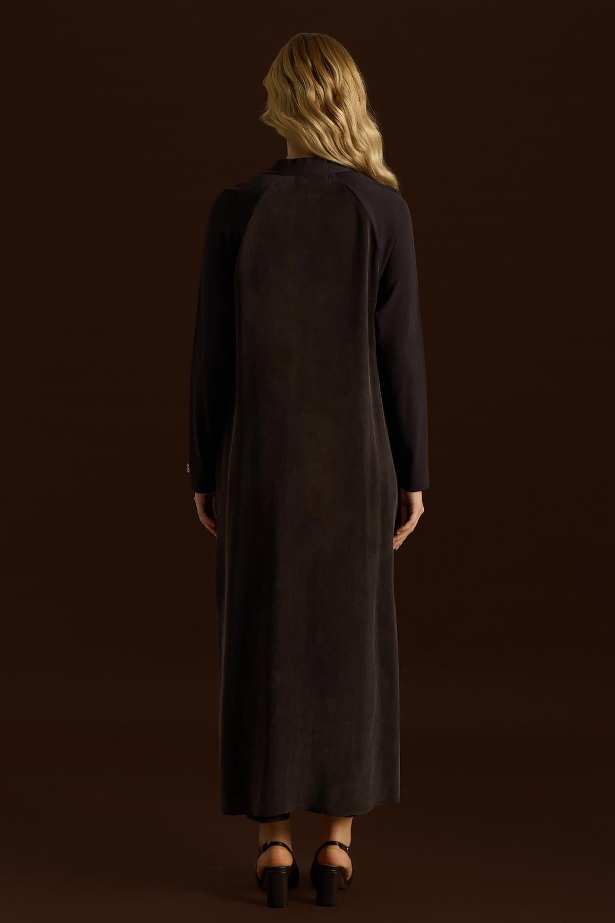 قبعة صوفية محبوكة بياقة على شكل حرف V مزينة بتفاصيل