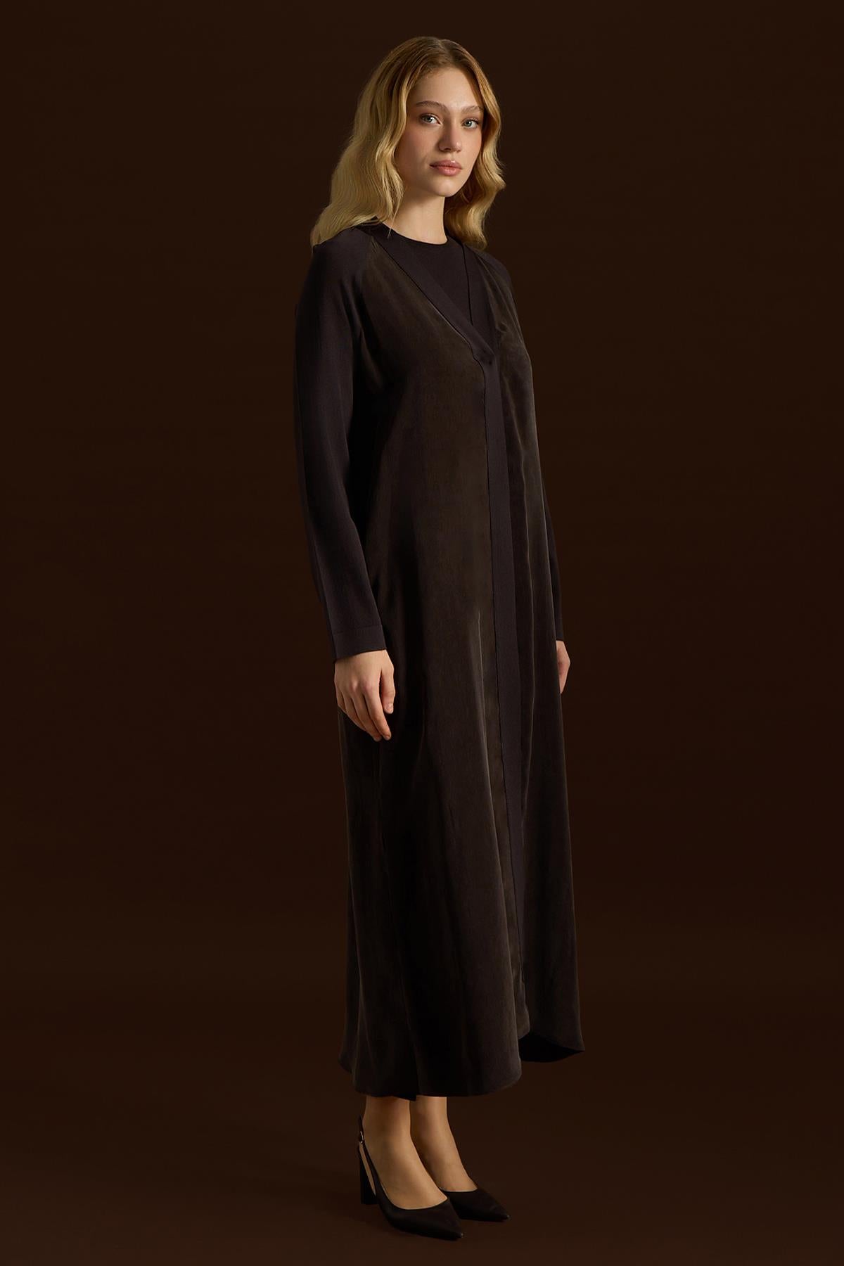 قبعة صوفية محبوكة بياقة على شكل حرف V مزينة بتفاصيل