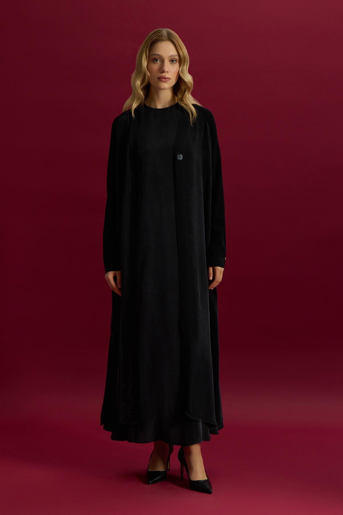 قبعة صوفية محبوكة بياقة على شكل حرف V مزينة بتفاصيل