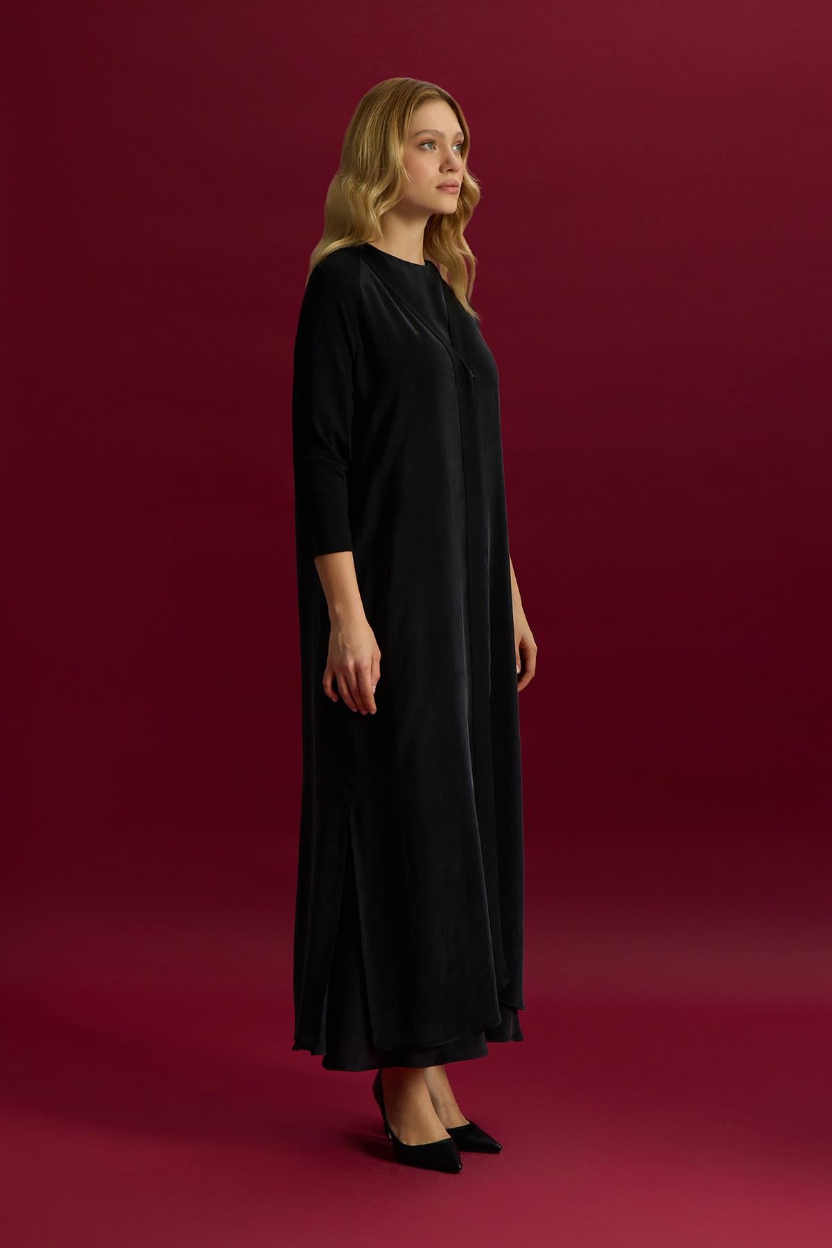 قبعة صوفية محبوكة بياقة على شكل حرف V مزينة بتفاصيل