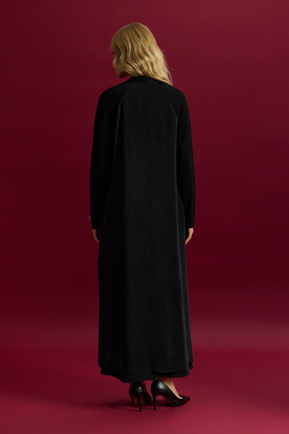 قبعة صوفية محبوكة بياقة على شكل حرف V مزينة بتفاصيل