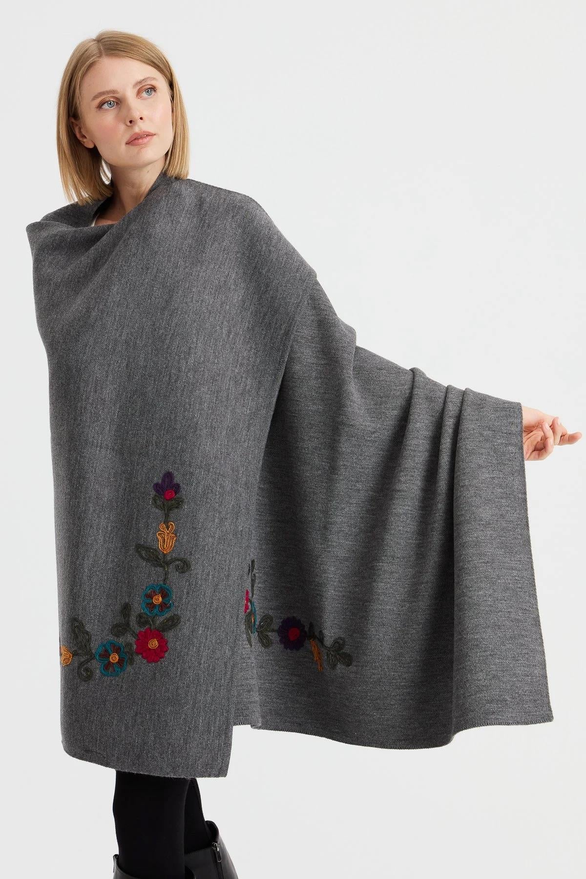 Köşeleri Nakış İşlemeli Şal