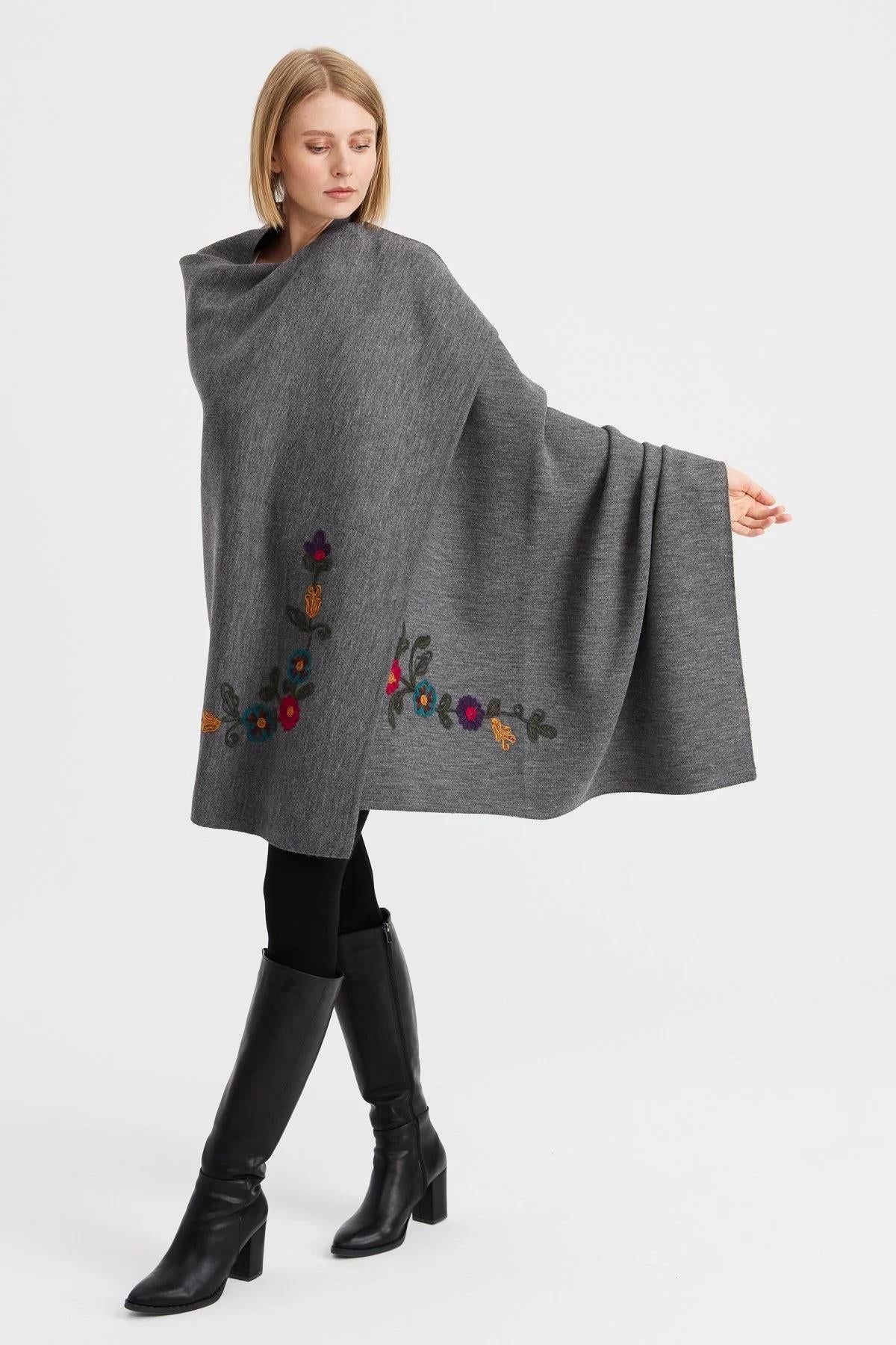 Köşeleri Nakış İşlemeli Şal