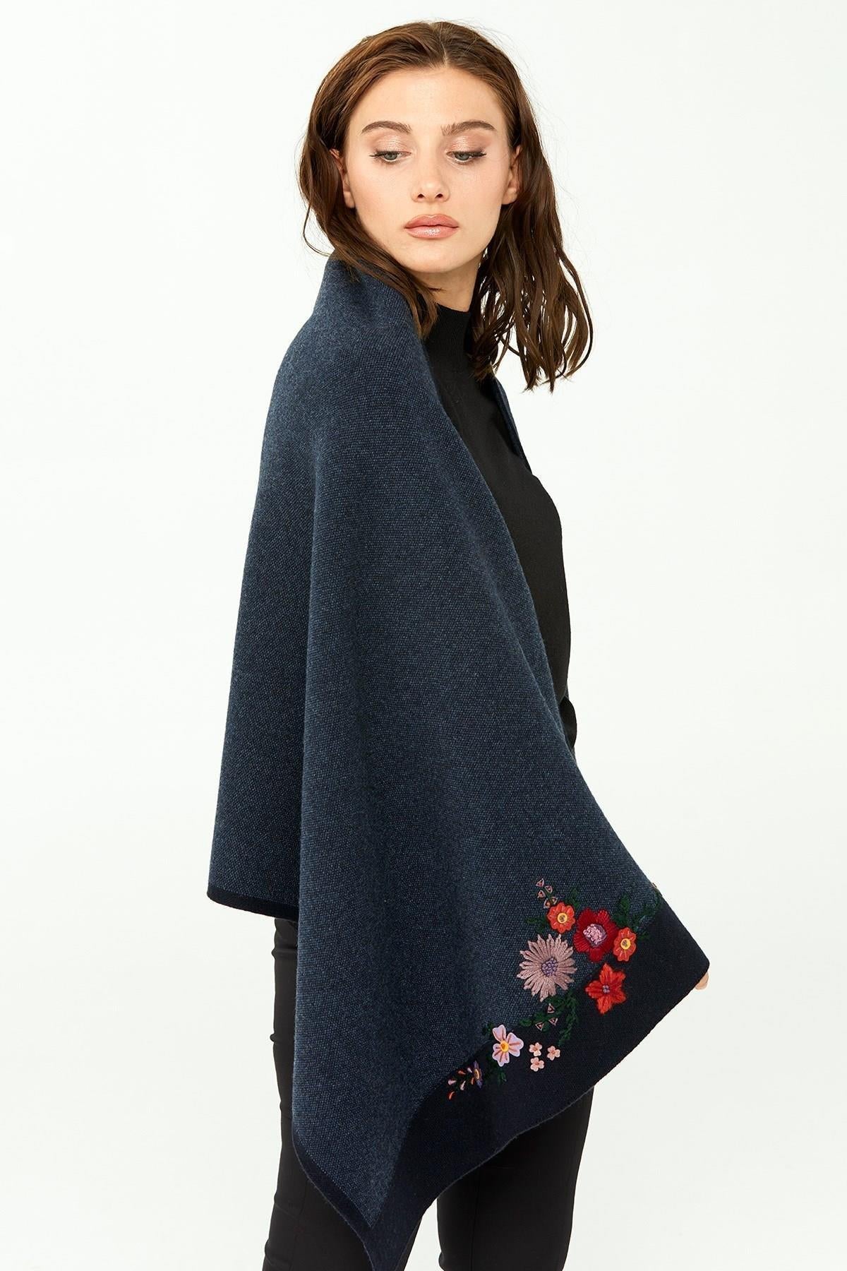 Çiçek İşlemeli Triko Şal