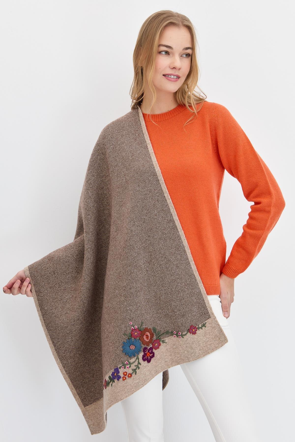 Çiçek İşlemeli Triko Şal