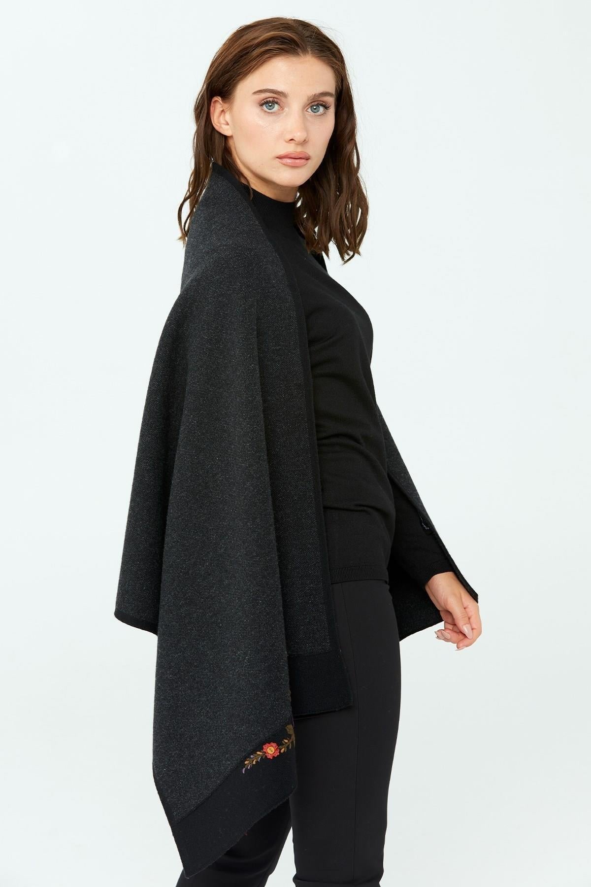 Çiçek İşlemeli Triko Şal