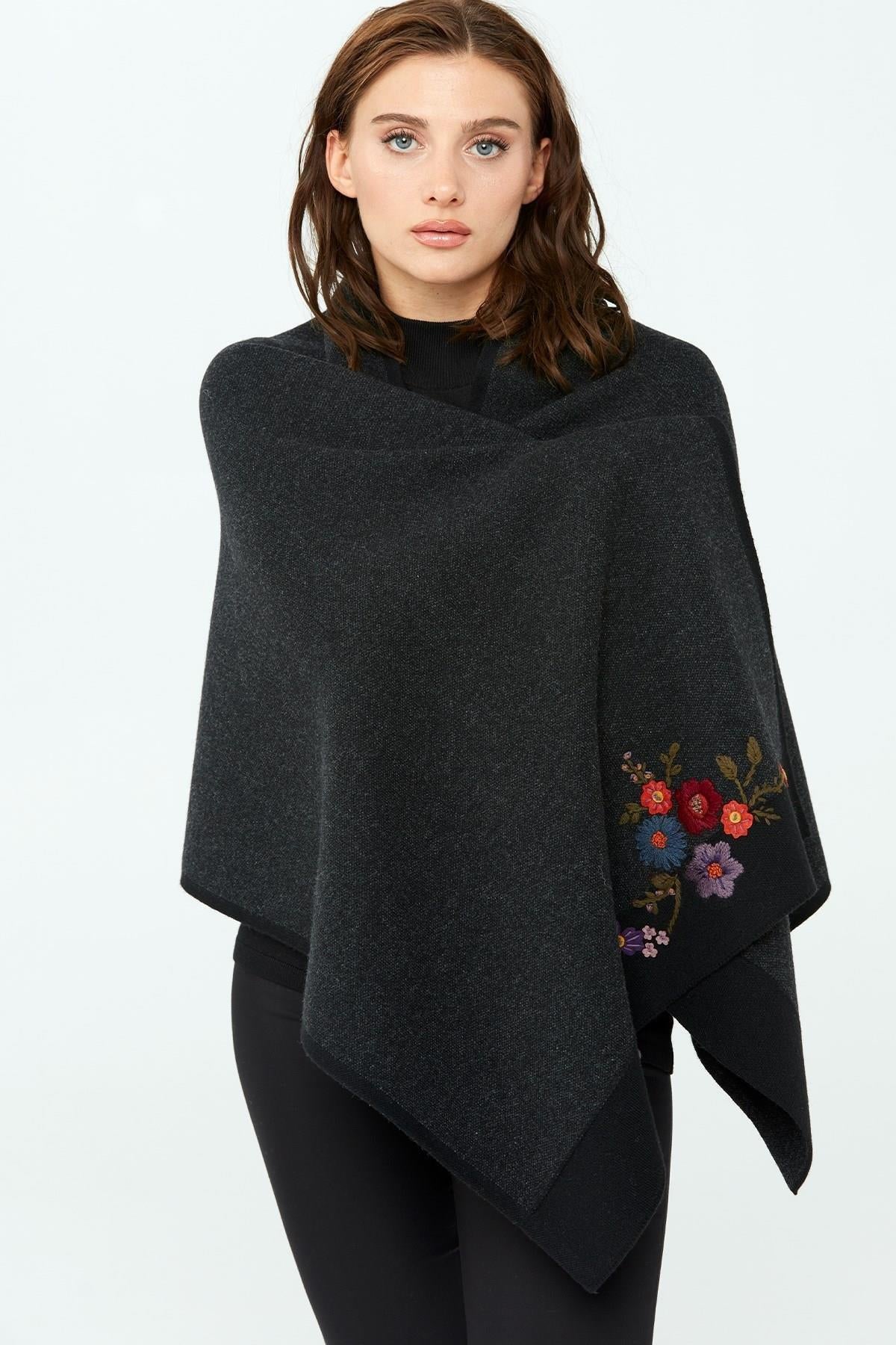 Çiçek İşlemeli Triko Şal