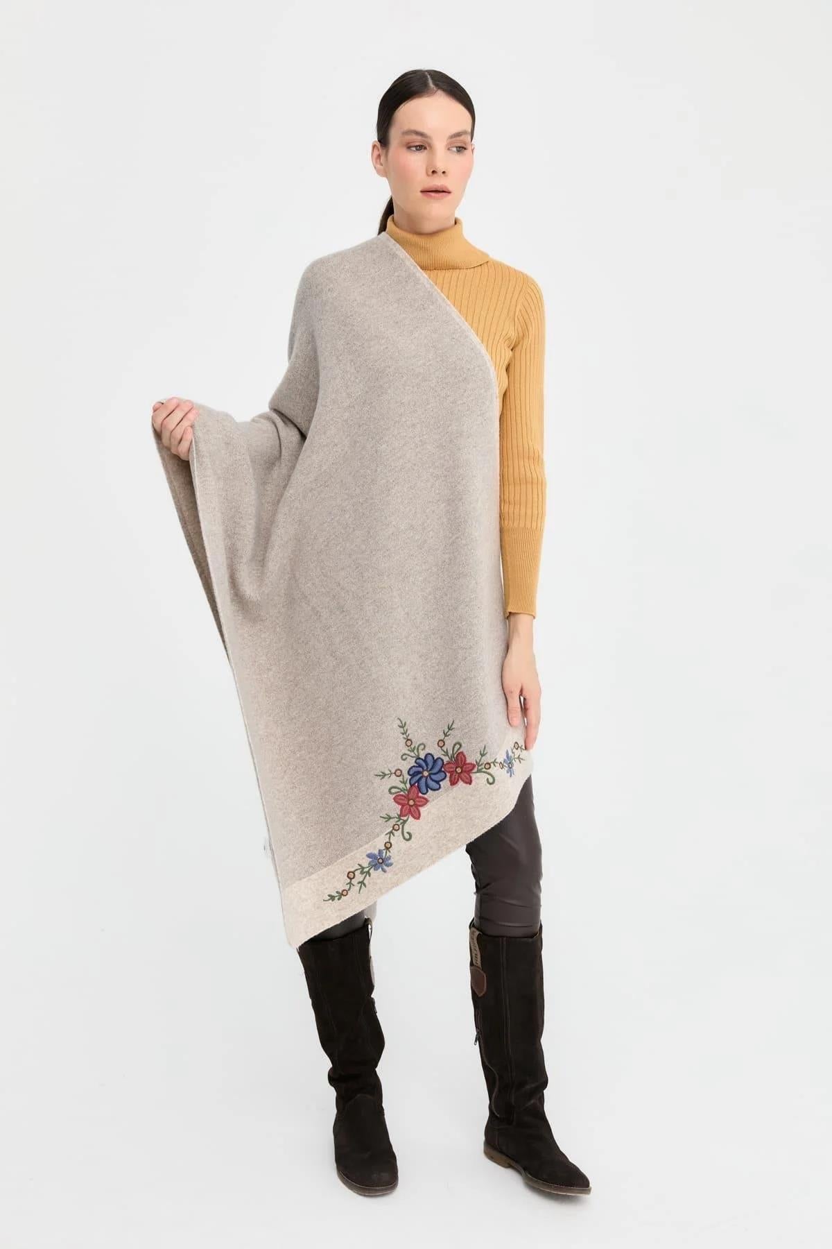 Üç Çiçekli Nakış İşlemeli Şal