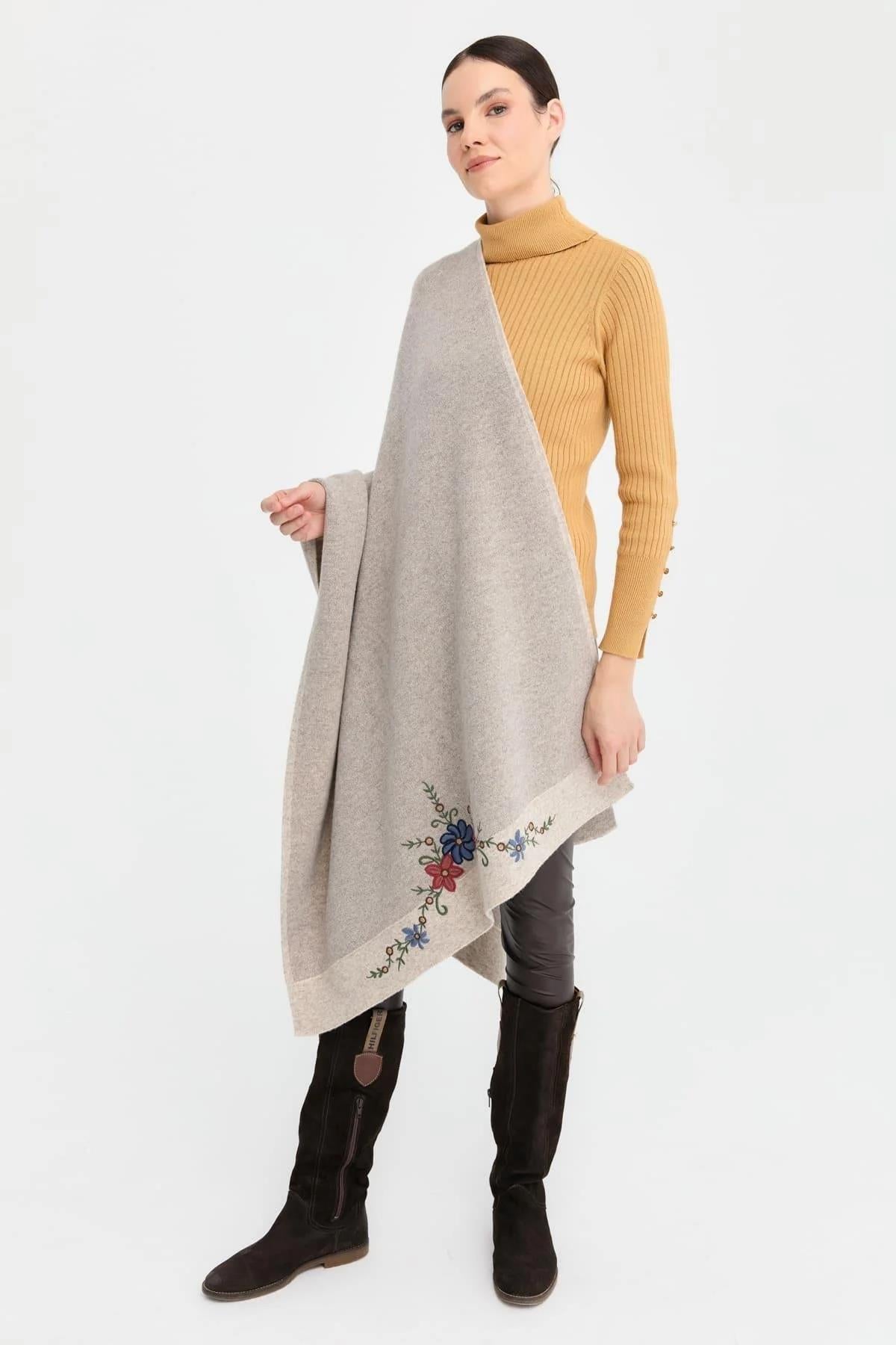 Üç Çiçekli Nakış İşlemeli Şal