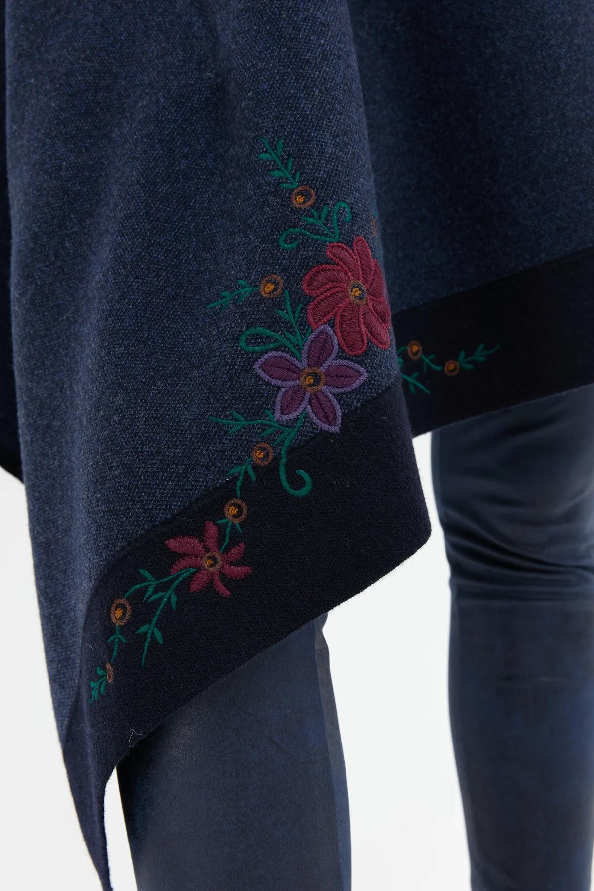 Üç Çiçekli Nakış İşlemeli Şal