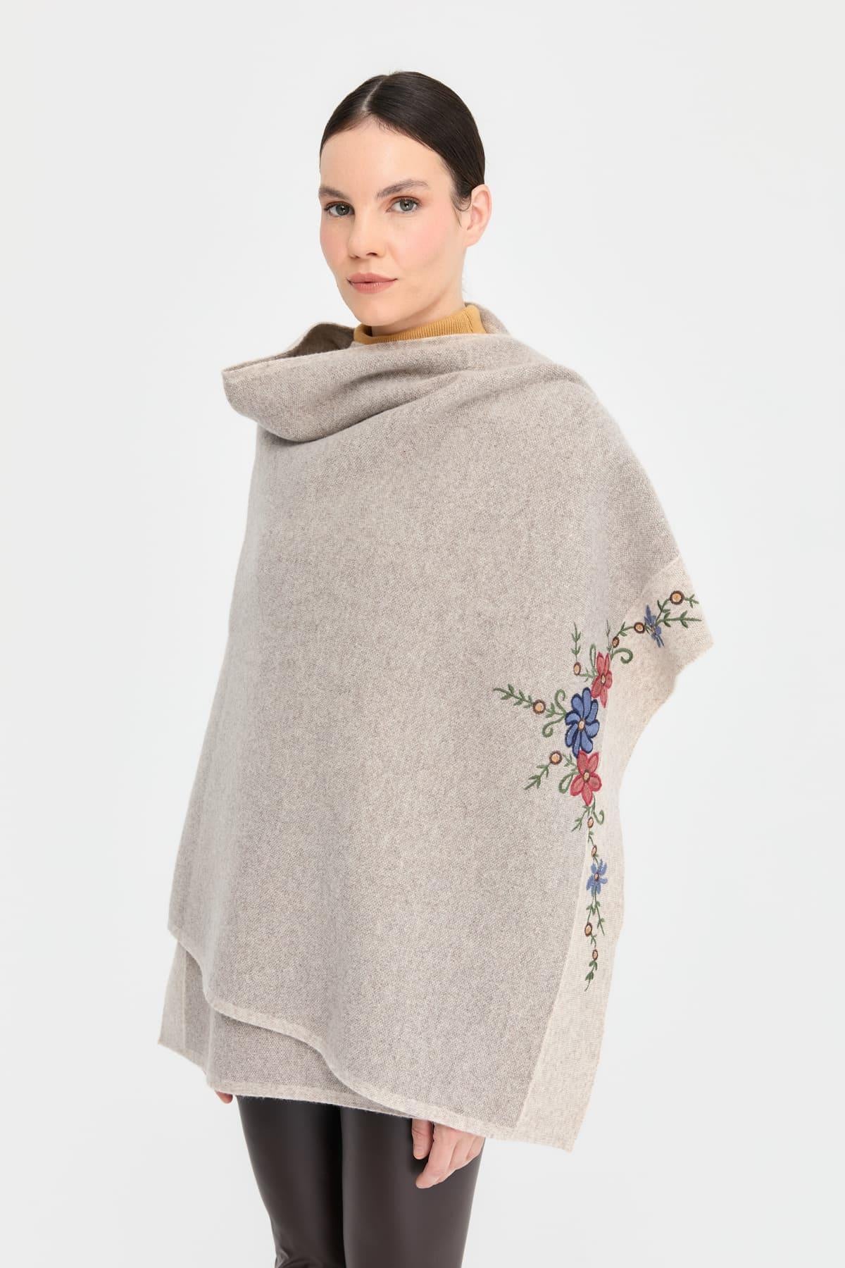 Üç Çiçekli Nakış İşlemeli Şal