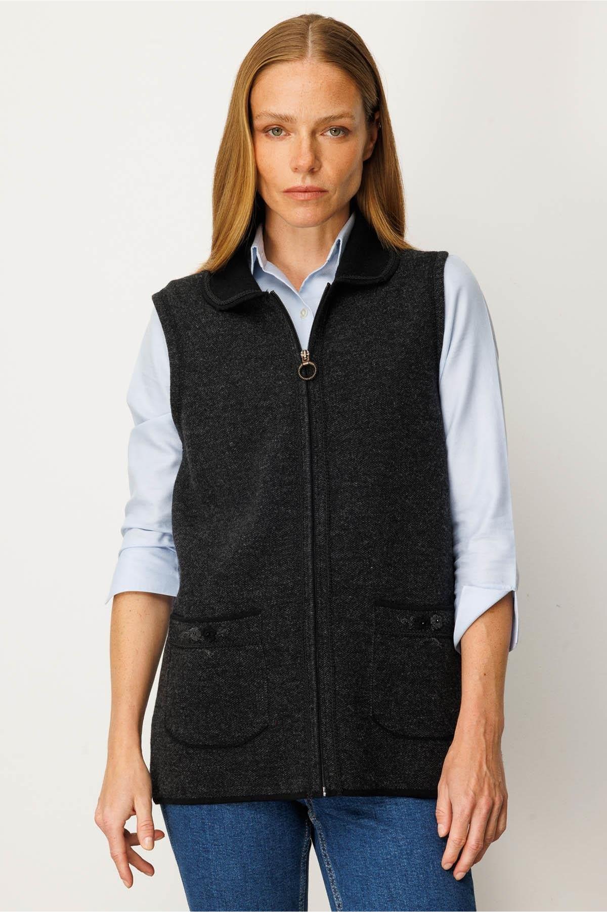 Embroidered Polo Collar Zippered Vest