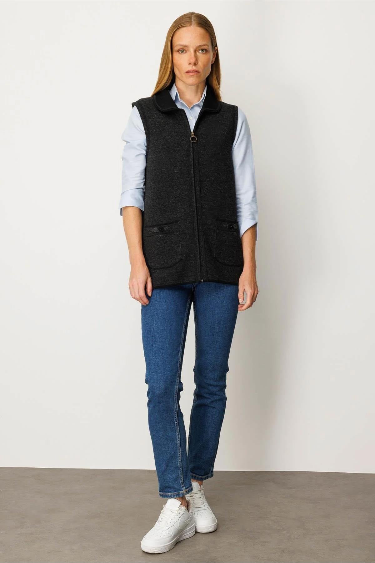 Embroidered Polo Collar Zippered Vest