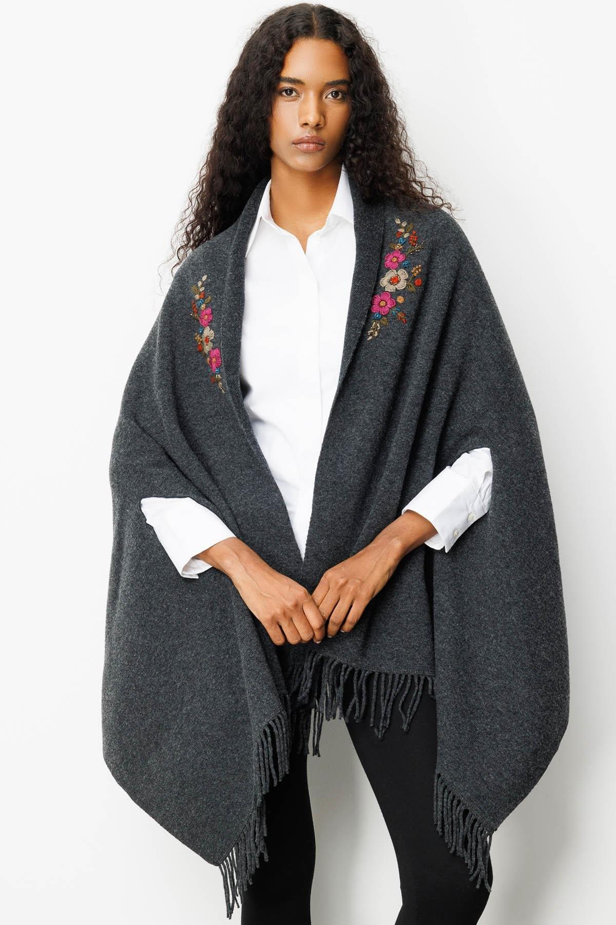 Yakası İşlemeli Koldan Geçmeli Büyük Şal