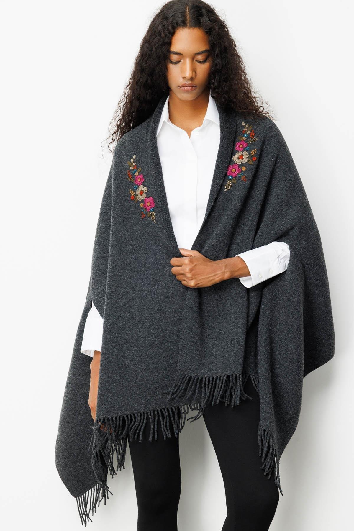 Yakası İşlemeli Koldan Geçmeli Büyük Şal